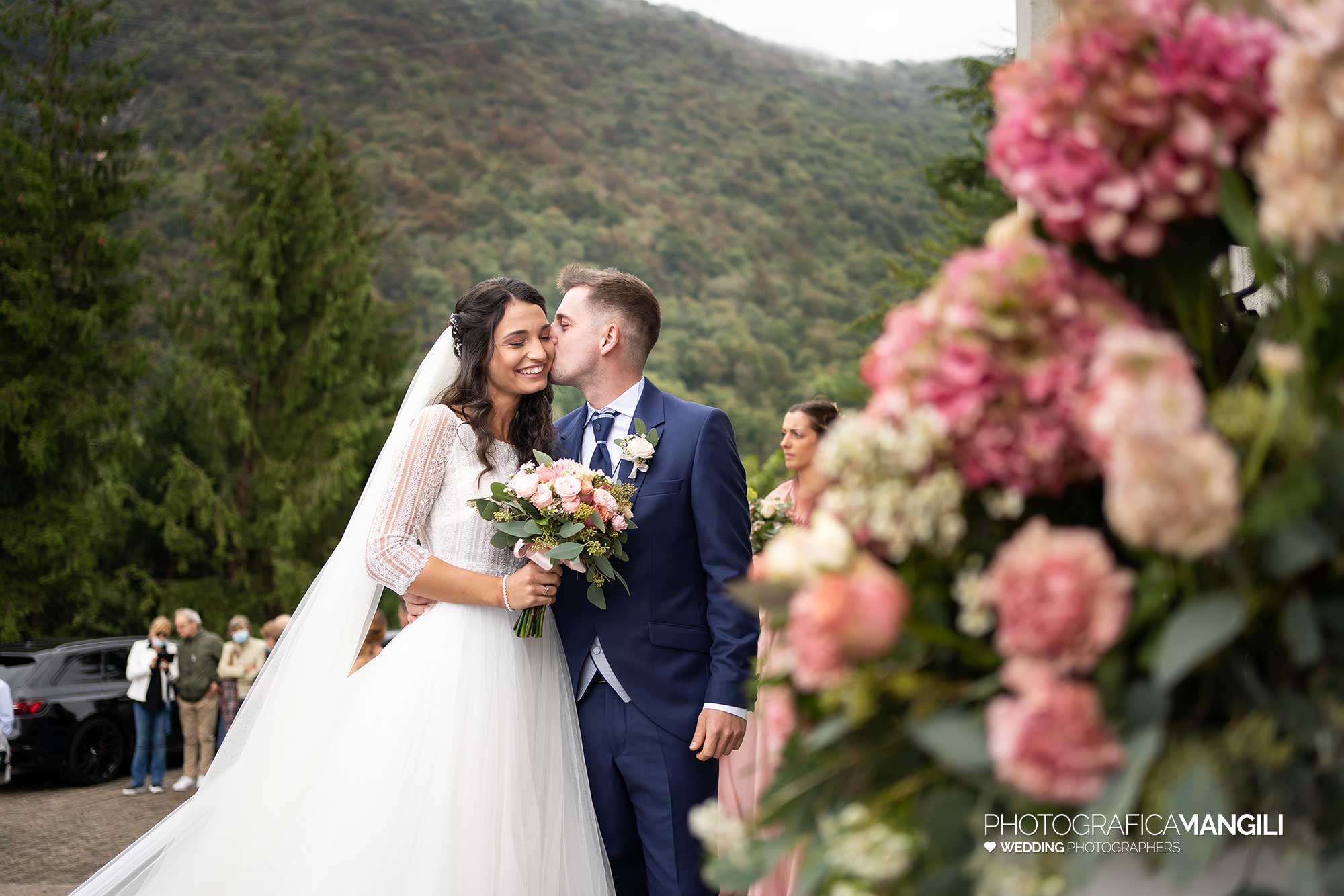 015 fotografo matrimonio wedding reportage incontro sposi fuori chiesa pradalunga bergamo 015 fotografo matrimonio wedding reportage incontro sposi fuori chiesa pradalunga bergamo