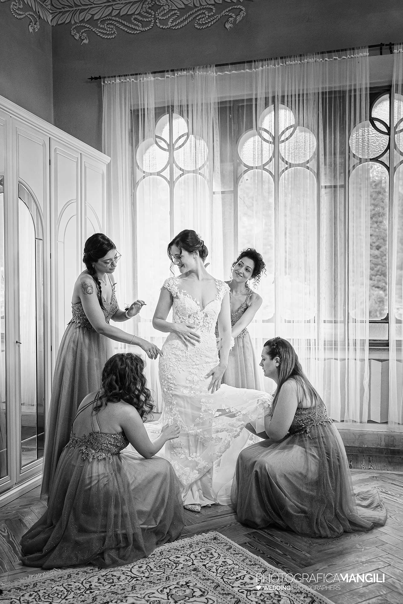 016 fotografo matrimonio reportage wedding preparazione abito sposa con damigelle villa ex magni rizzoli canzo como 016 fotografo matrimonio reportage wedding preparazione abito sposa con damigelle villa ex magni rizzoli canzo como