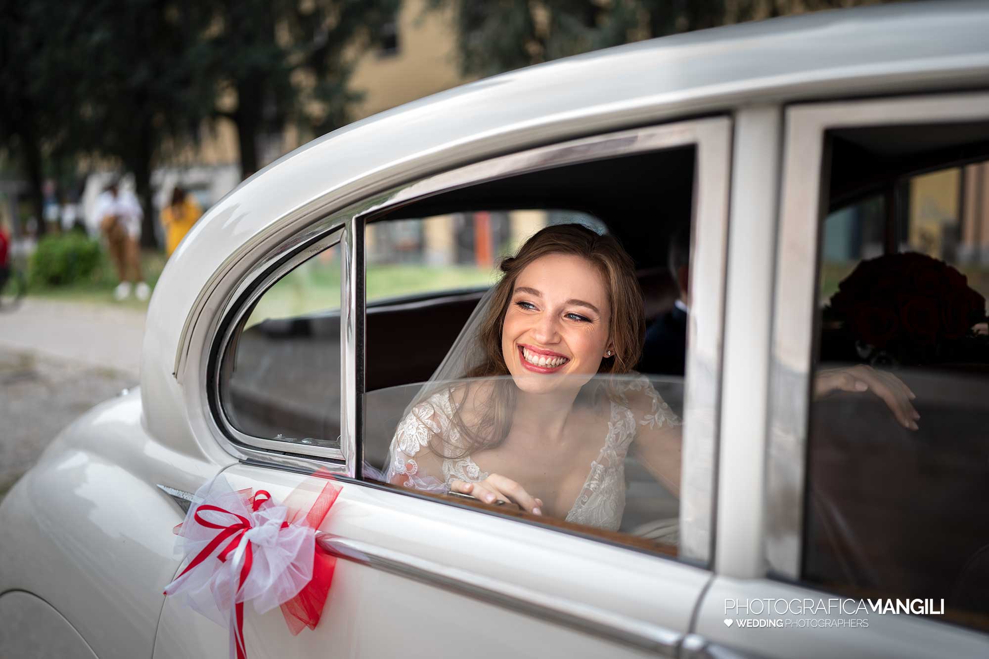 017 fotografo matrimonio reportage wedding arrivo chiesa sposa macchina milano 017 fotografo matrimonio reportage wedding arrivo chiesa sposa macchina milano