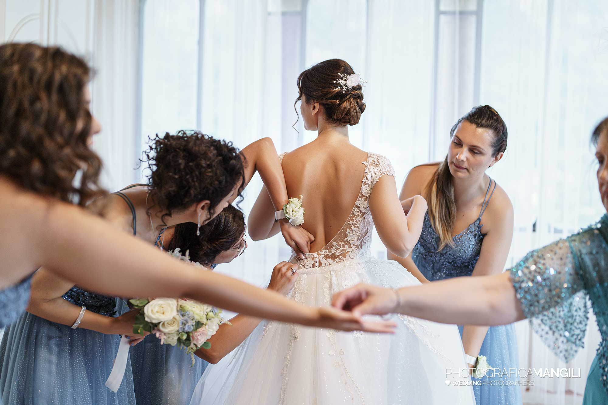 017 fotografo matrimonio reportage wedding preparazione abito sposa con damigelle villa ex magni rizzoli canzo como 017 fotografo matrimonio reportage wedding preparazione abito sposa con damigelle villa ex magni rizzoli canzo como