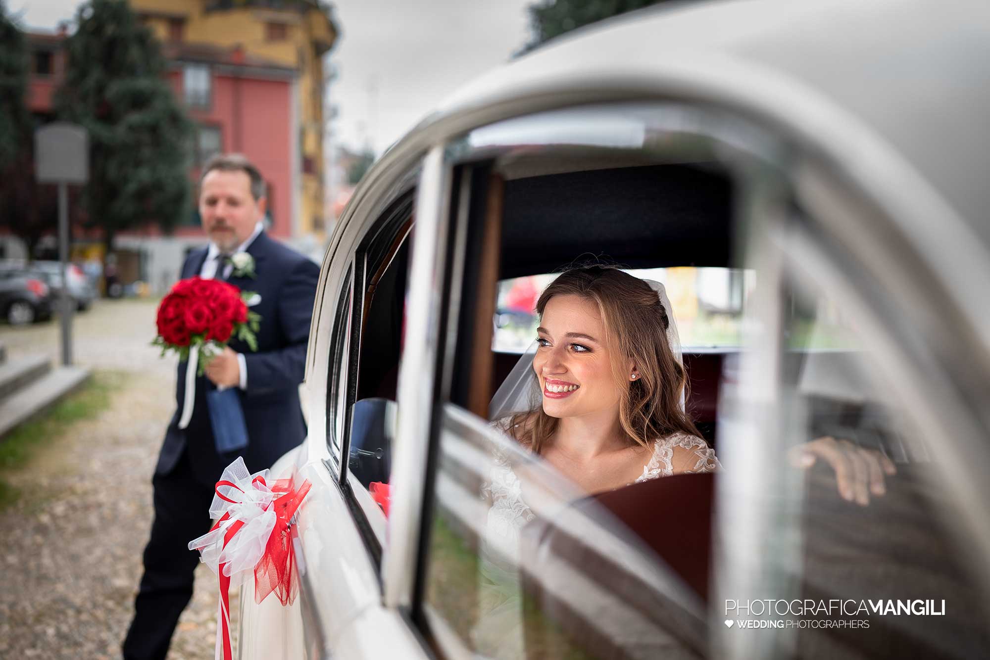 018 fotografo matrimonio reportage wedding arrivo chiesa sposa macchina milano 018 fotografo matrimonio reportage wedding arrivo chiesa sposa macchina milano