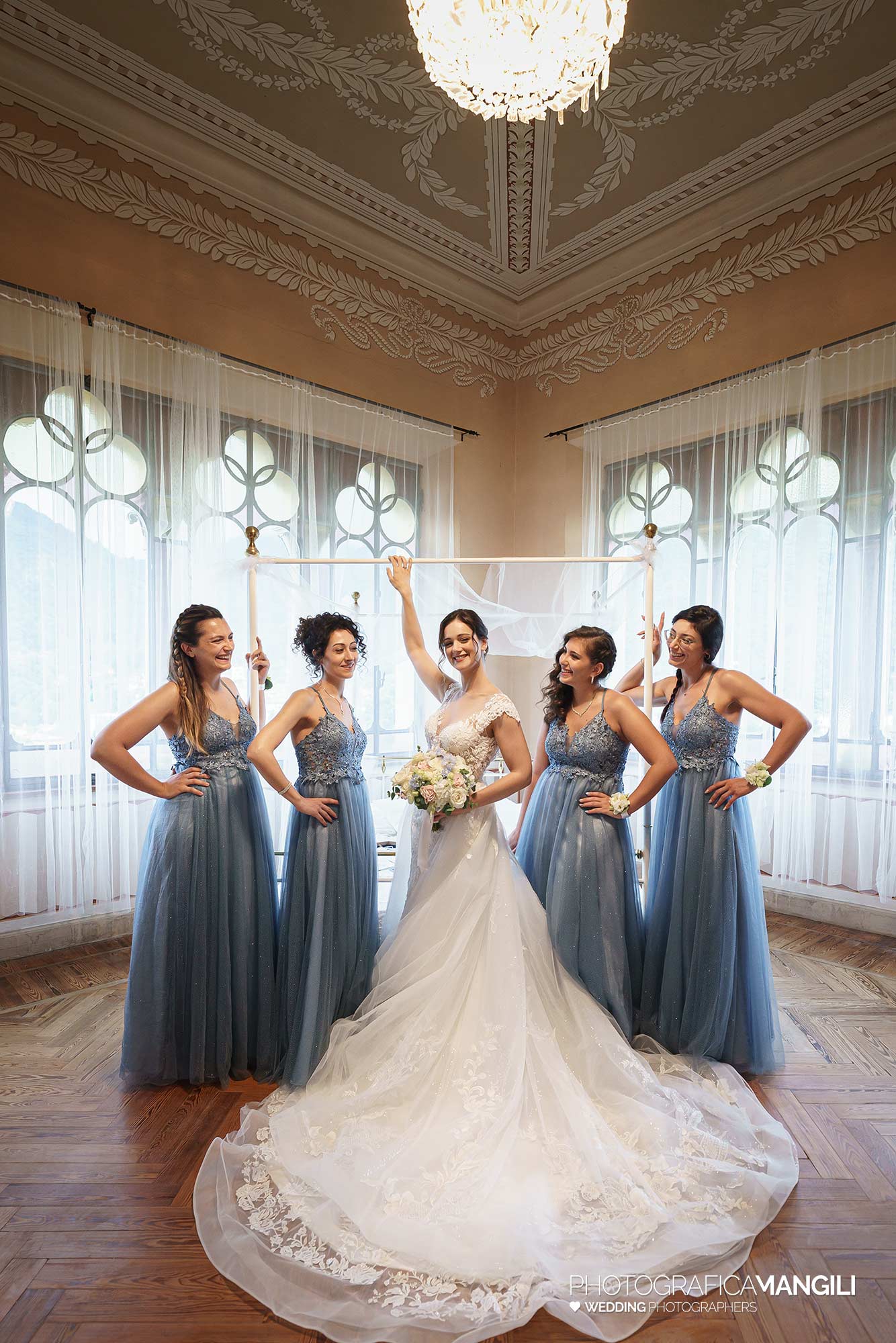 018 fotografo matrimonio reportage wedding preparazione abito sposa con damigelle villa ex magni rizzoli canzo como 018 fotografo matrimonio reportage wedding preparazione abito sposa con damigelle villa ex magni rizzoli canzo como