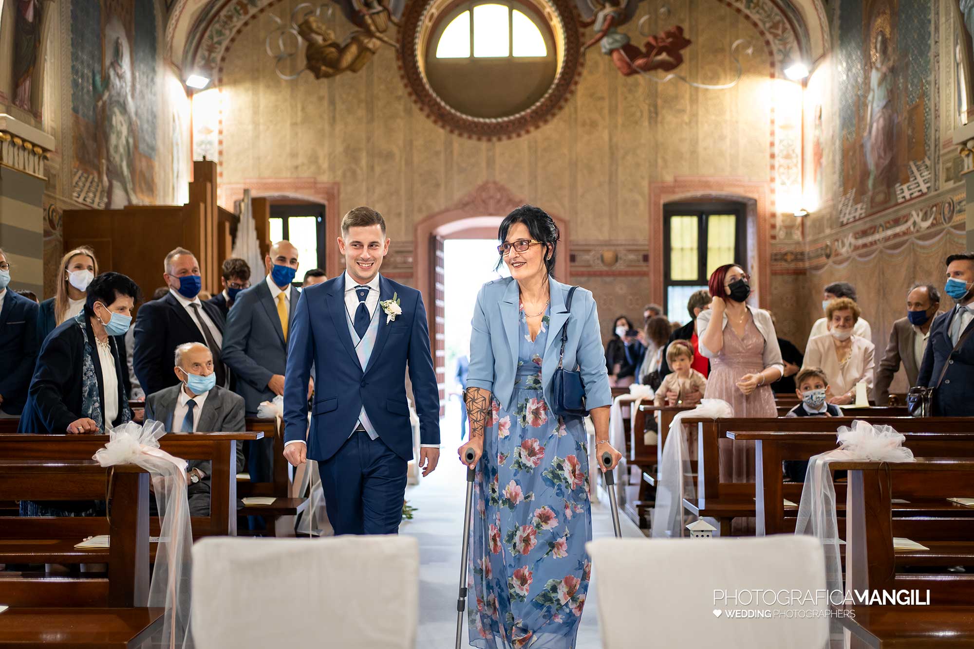 018 fotografo matrimonio wedding reportage ingresso sposo in chiesa con mamma pradalunga bergamo 018 fotografo matrimonio wedding reportage ingresso sposo in chiesa con mamma pradalunga bergamo