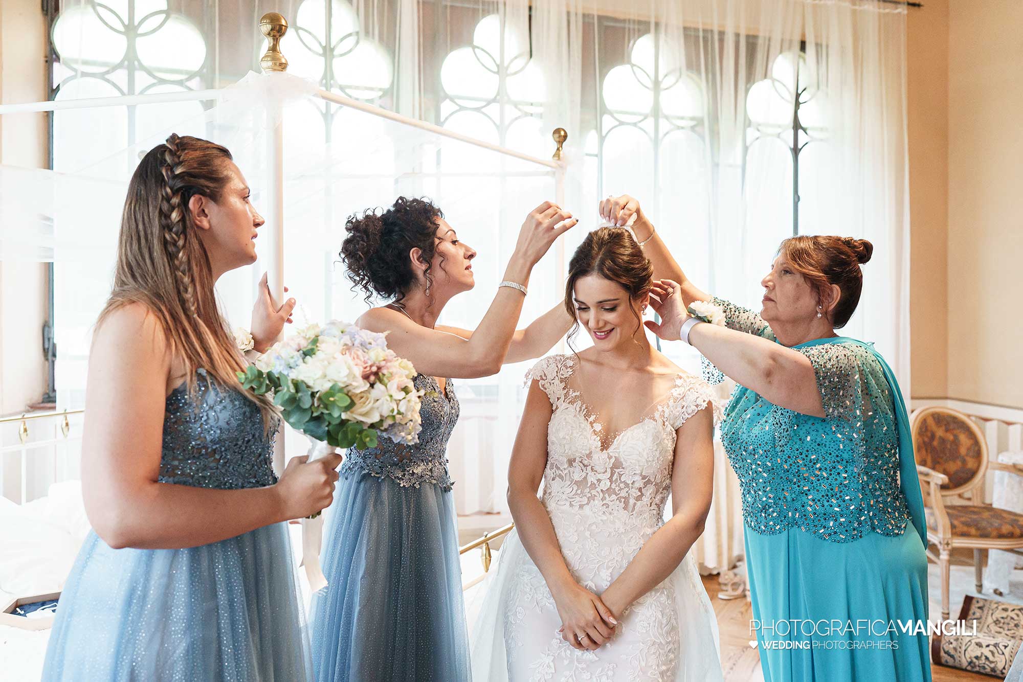 019 fotografo matrimonio reportage wedding preparazione velo sposa con damigelle villa ex magni rizzoli canzo como 019 fotografo matrimonio reportage wedding preparazione velo sposa con damigelle villa ex magni rizzoli canzo como