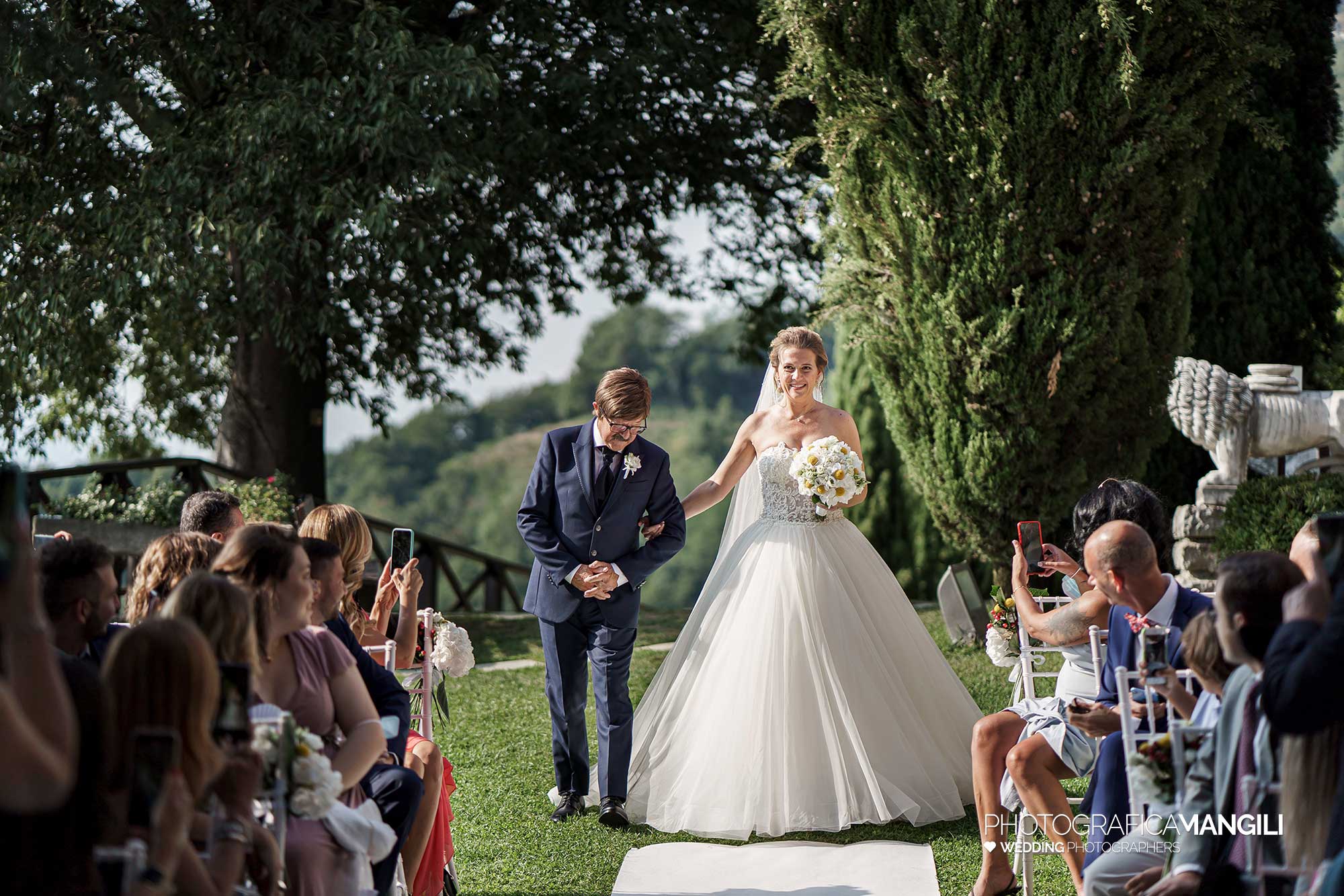 019 fotografo matrimonio reportage wedding sposi ingresso cerimonia rito civile castello rossino calolziocorte lecco lago como 019 fotografo matrimonio reportage wedding sposi ingresso cerimonia rito civile castello rossino calolziocorte lecco lago como