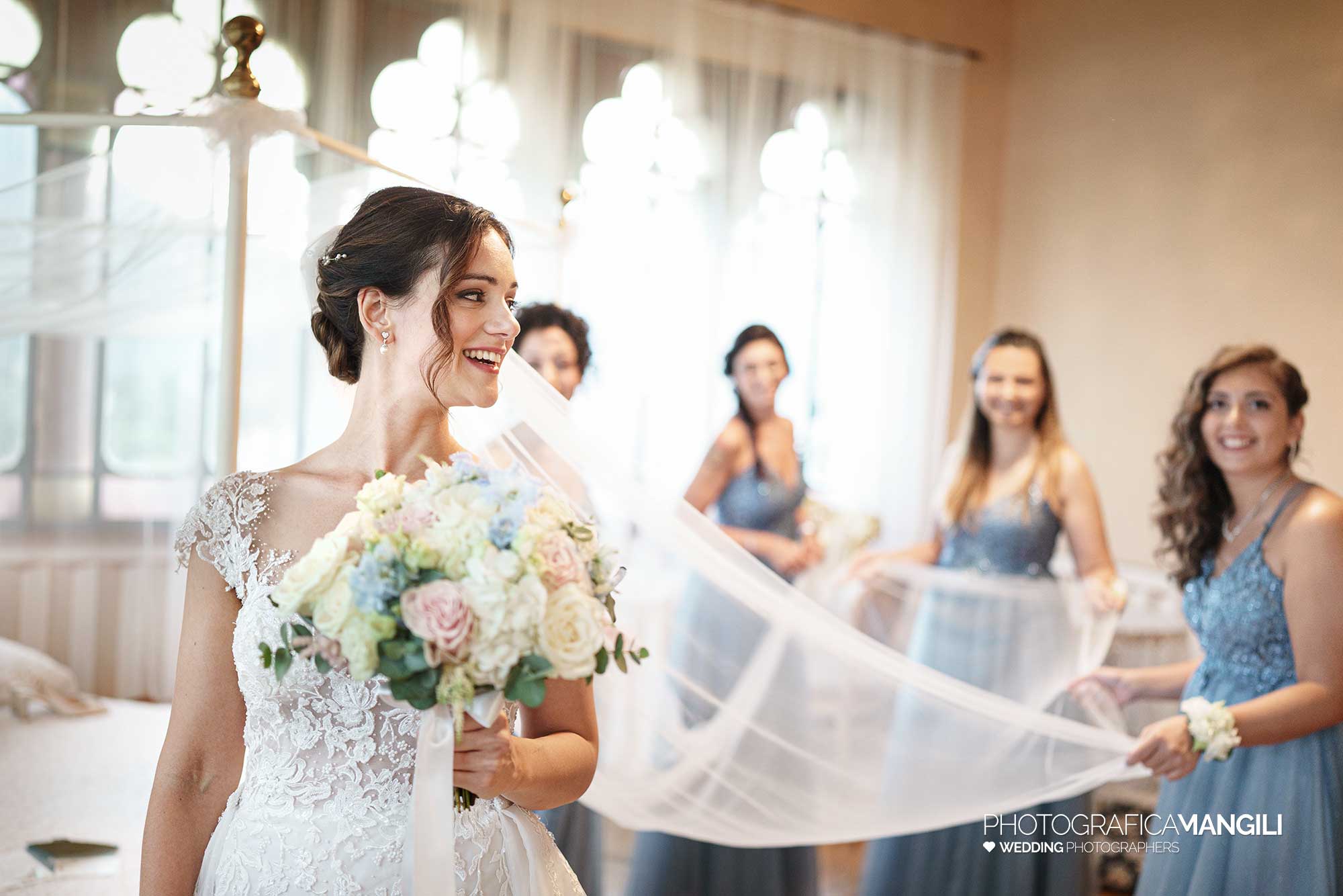 020 fotografo matrimonio reportage wedding preparazione velo sposa con damigelle villa ex magni rizzoli canzo como 020 fotografo matrimonio reportage wedding preparazione velo sposa con damigelle villa ex magni rizzoli canzo como