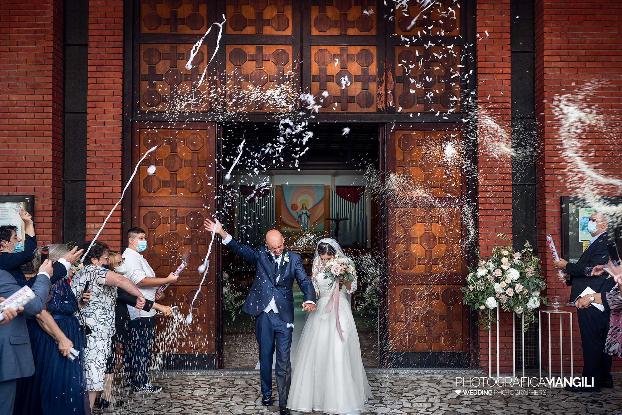 022 fotografo matrimonio reportage wedding sposi uscita chiesa riso lissone milano 1 022 fotografo matrimonio reportage wedding sposi uscita chiesa riso lissone milano 1