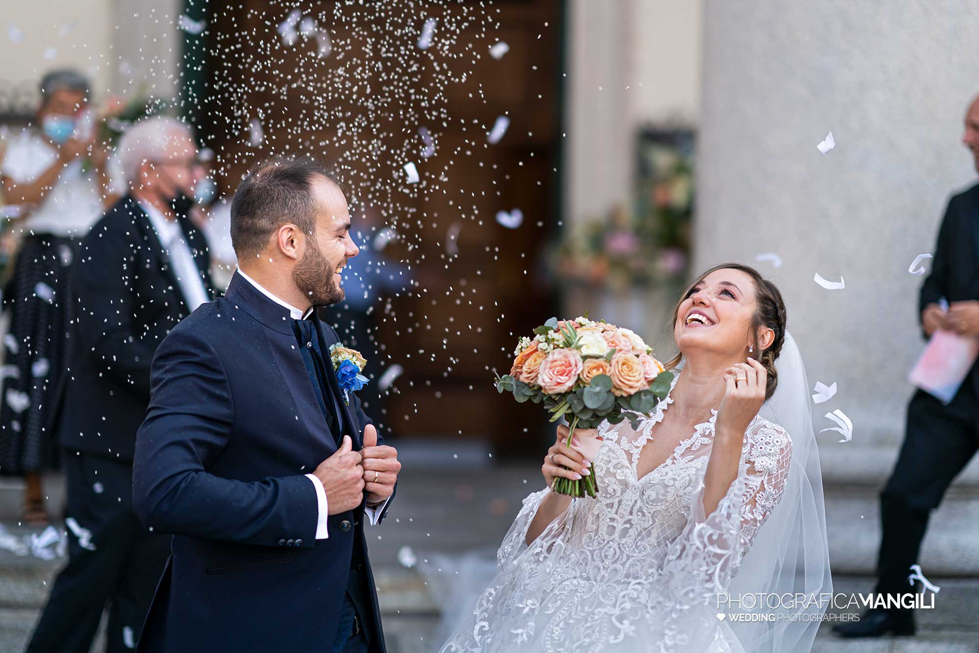 022 fotografo matrimonio reportage wedding sposi uscita chiesa riso rho milano 022 fotografo matrimonio reportage wedding sposi uscita chiesa riso rho milano
