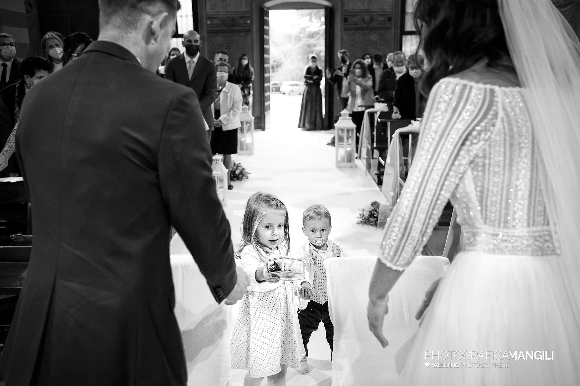 022 fotografo matrimonio wedding reportage consegna fedi sposi chiesa cerimonia religiosa pradalunga bergamo 022 fotografo matrimonio wedding reportage consegna fedi sposi chiesa cerimonia religiosa pradalunga bergamo