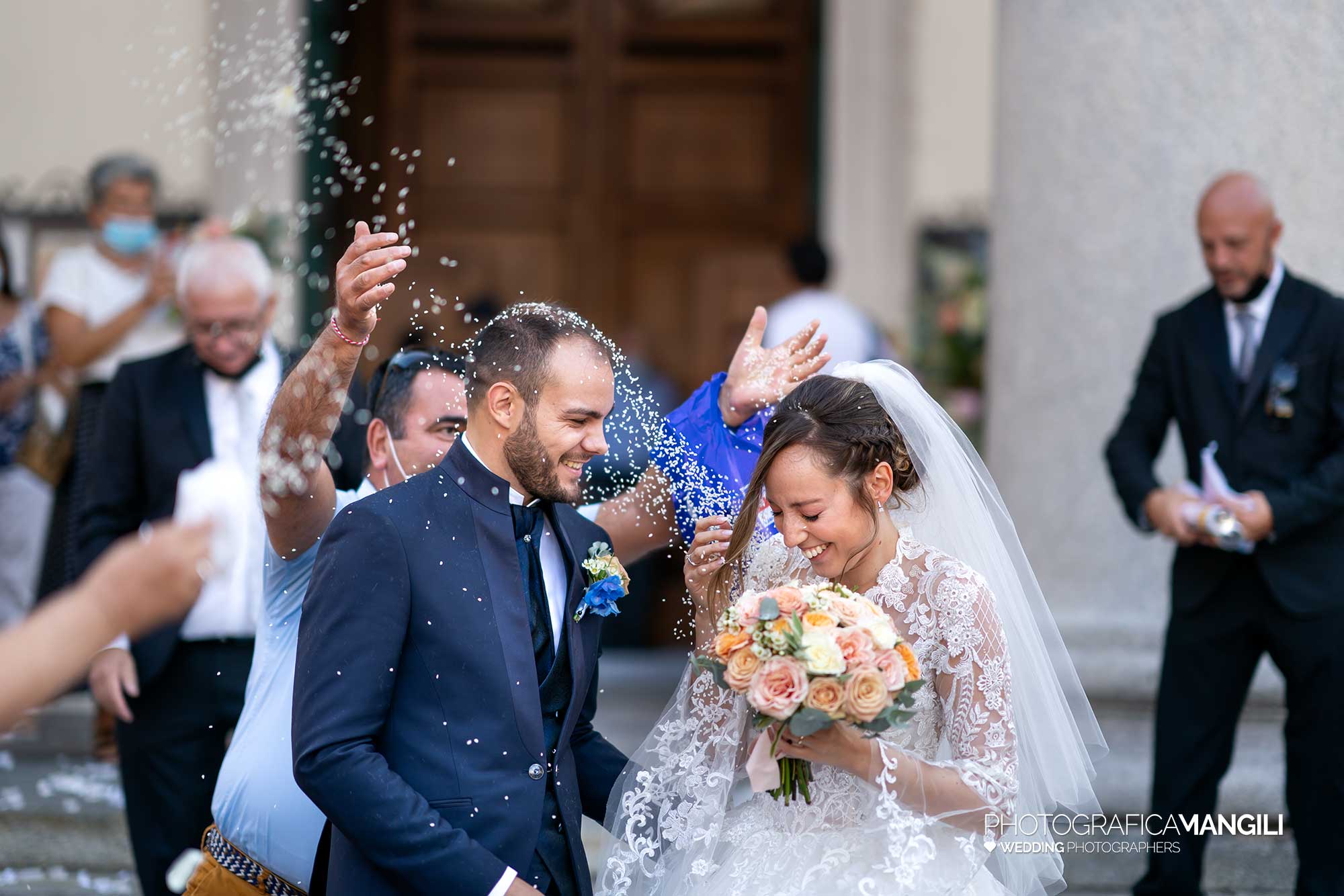 023 fotografo matrimonio reportage wedding sposi uscita chiesa riso rho milano 023 fotografo matrimonio reportage wedding sposi uscita chiesa riso rho milano