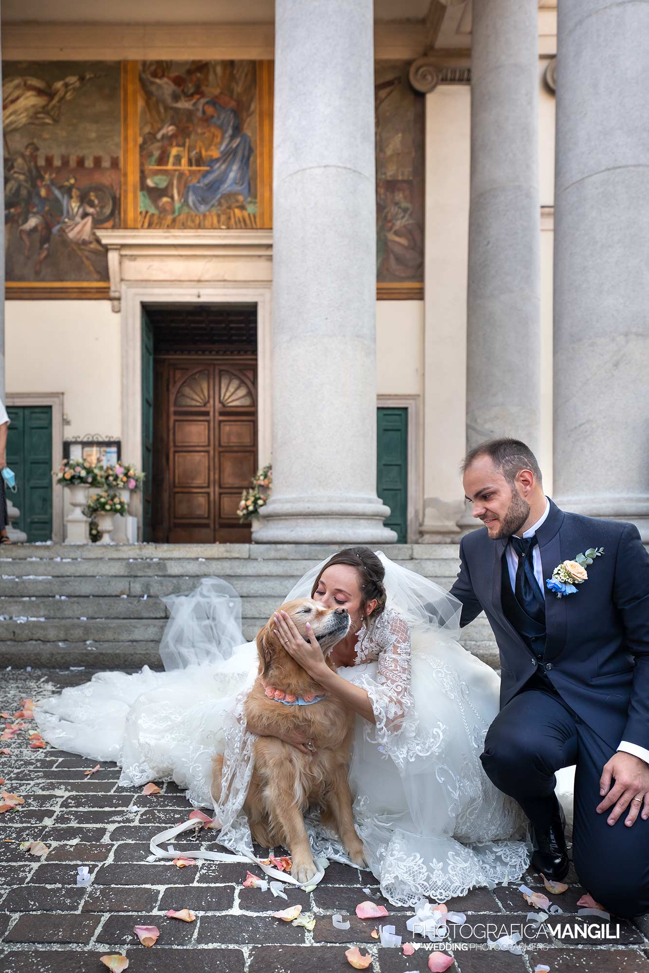 024 fotografo matrimonio reportage wedding sposi uscita chiesa riso cane acquaroli carvico bergamo 024 fotografo matrimonio reportage wedding sposi uscita chiesa riso cane acquaroli carvico bergamo