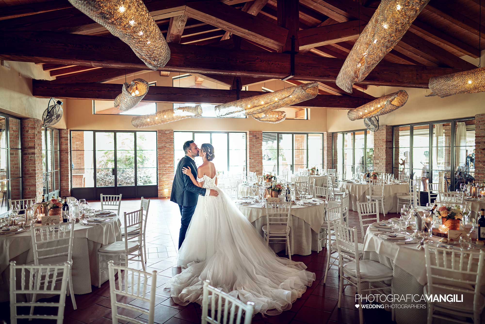 027 fotografo matrimonio reportage wedding ritratto sposi sala interna tenuta serradesca scanzorosciate bergamo 027 fotografo matrimonio reportage wedding ritratto sposi sala interna tenuta serradesca scanzorosciate bergamo