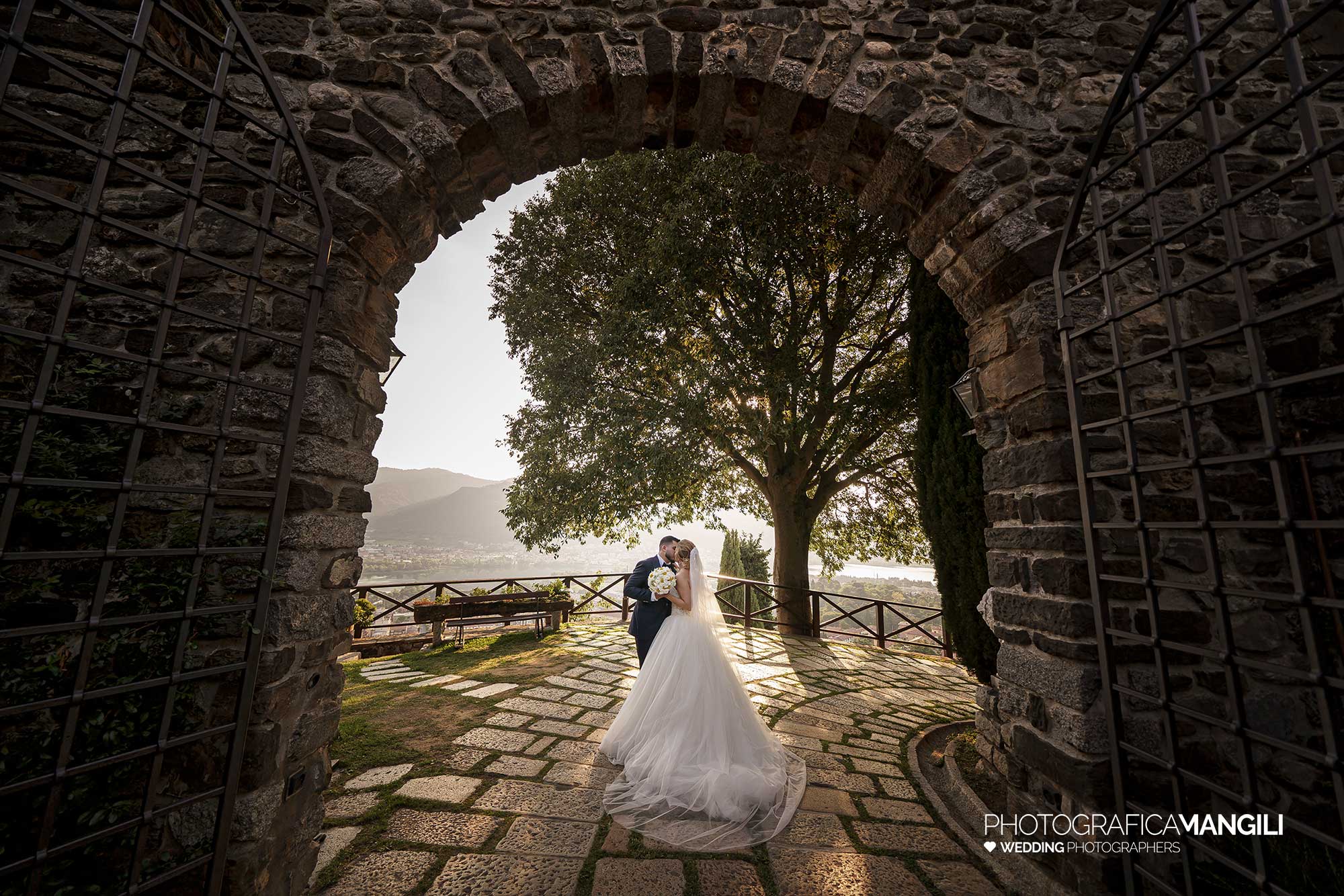 027 fotografo matrimonio reportage wedding sposi mura arco castello rossino calolziocorte lecco lago como 027 fotografo matrimonio reportage wedding sposi mura arco castello rossino calolziocorte lecco lago como