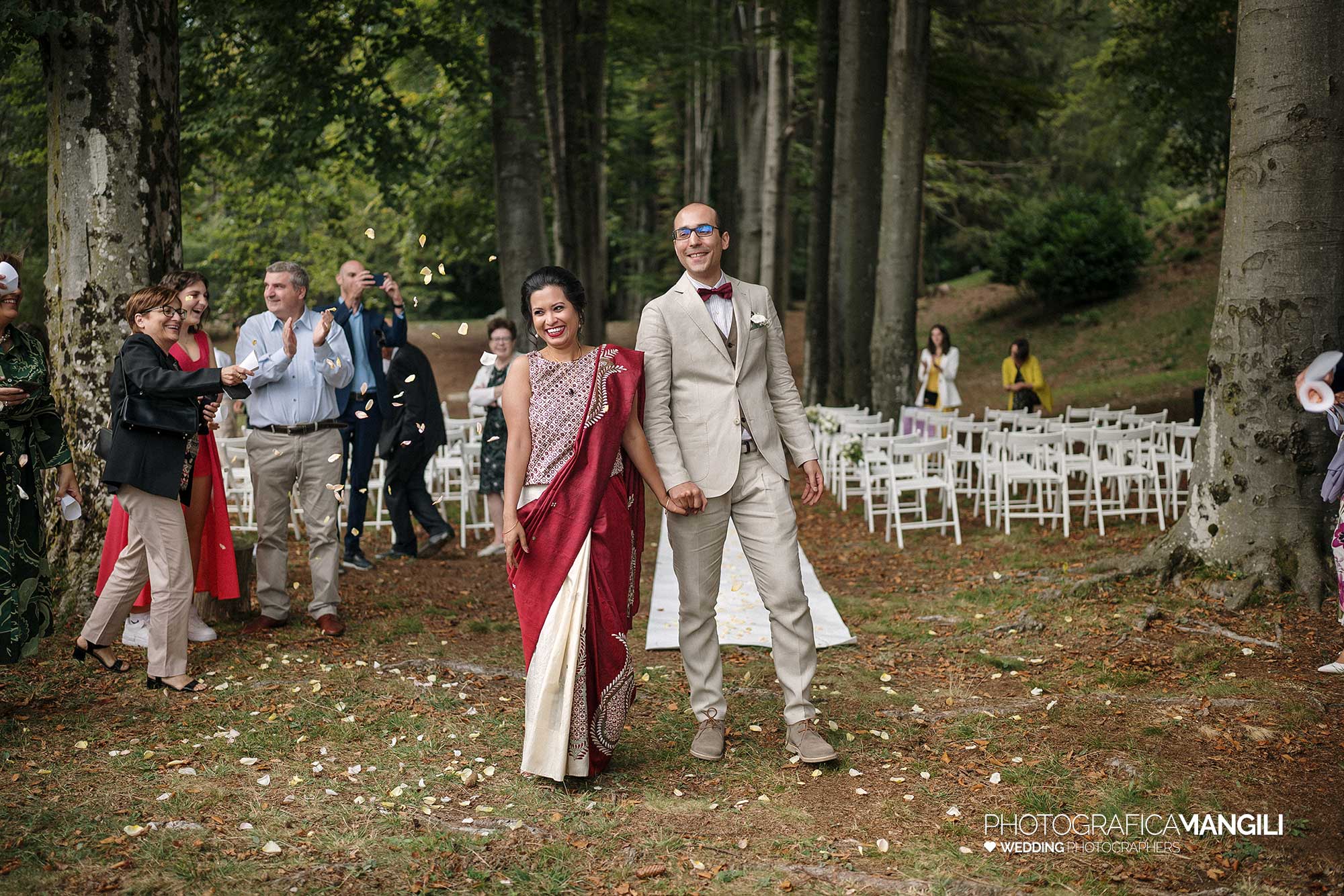027 fotografo matrimonio reportage wedding sposi ritratto uscita cerimonia rito civile lancio petali villa pietraluna bellagio como 027 fotografo matrimonio reportage wedding sposi ritratto uscita cerimonia rito civile lancio petali villa pietraluna bellagio como