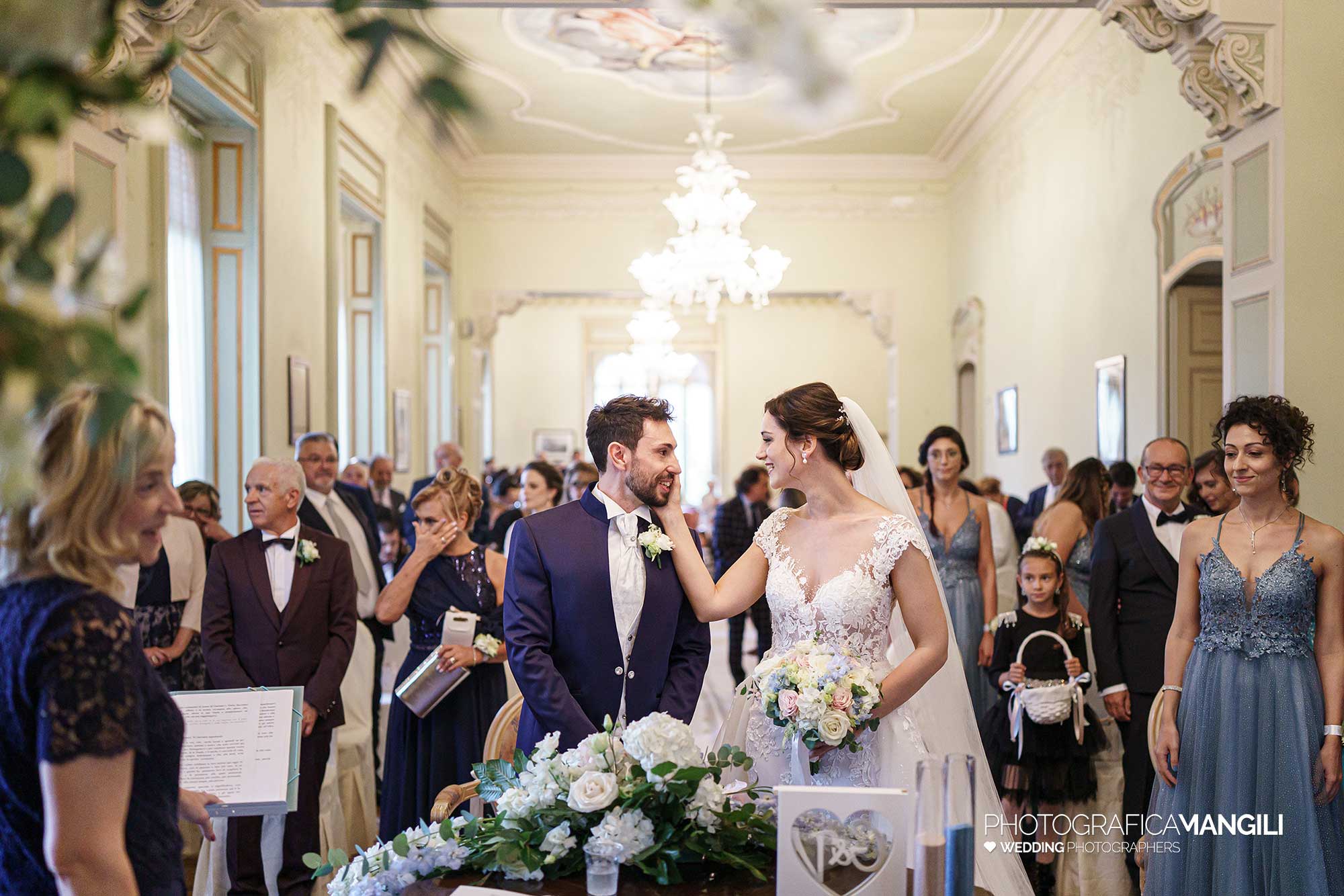 028 fotografo matrimonio reportage wedding carezza sposa rito civile villa ex magni rizzoli canzo como 028 fotografo matrimonio reportage wedding carezza sposa rito civile villa ex magni rizzoli canzo como