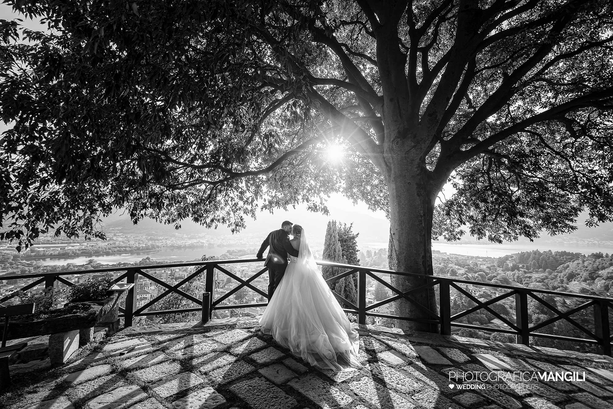 028 fotografo matrimonio reportage wedding sposi panorama alòbero controluce castello rossino calolziocorte lecco lago como 028 fotografo matrimonio reportage wedding sposi panorama alòbero controluce castello rossino calolziocorte lecco lago como