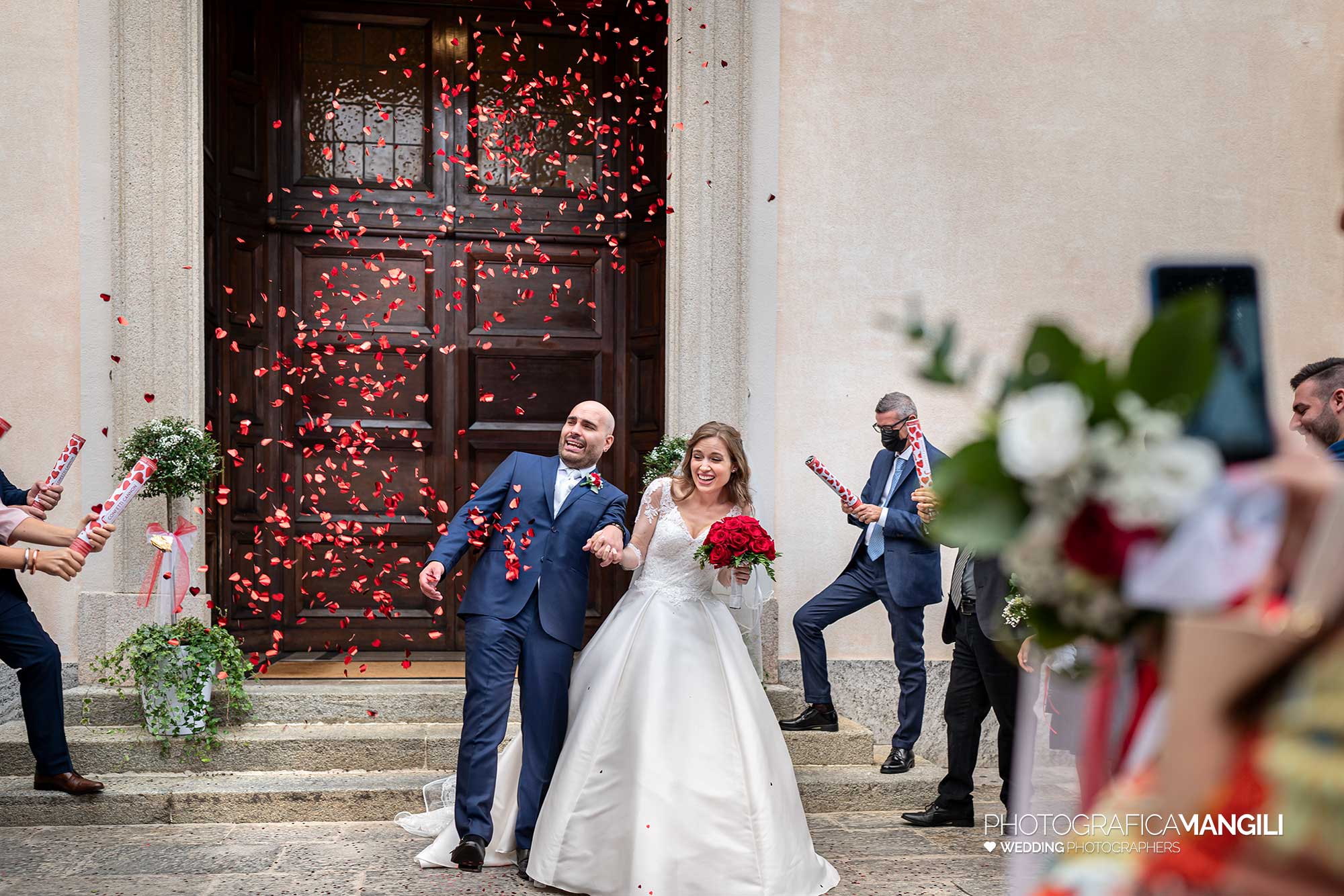 028 fotografo matrimonio reportage wedding sposi uscita chiesa lancio riso milano 028 fotografo matrimonio reportage wedding sposi uscita chiesa lancio riso milano