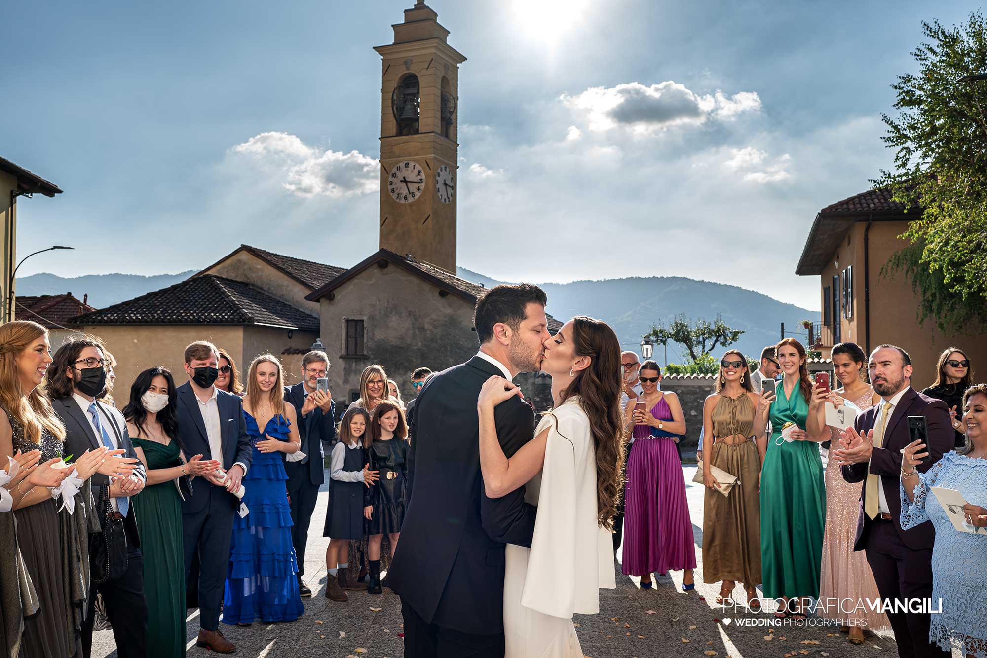 031 fotografo matrimonio reportage wedding bacio sposi fuori chiesa rossino calolziocorte lecco lago como 031 fotografo matrimonio reportage wedding bacio sposi fuori chiesa rossino calolziocorte lecco lago como