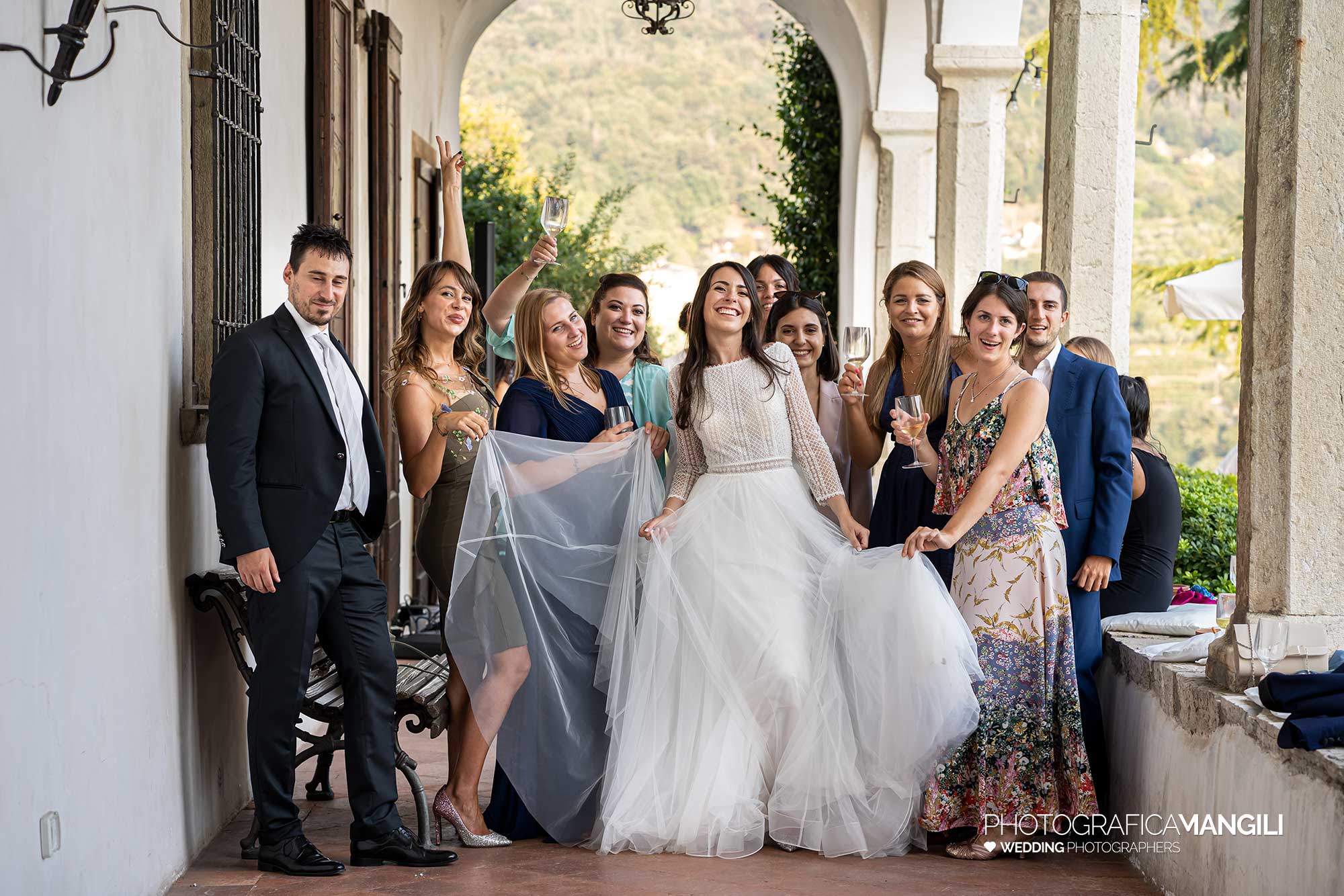 031 fotografo matrimonio reportage wedding sposi amici ritratto castello degli angeli carobbio degli angeli bergamo 031 fotografo matrimonio reportage wedding sposi amici ritratto castello degli angeli carobbio degli angeli bergamo