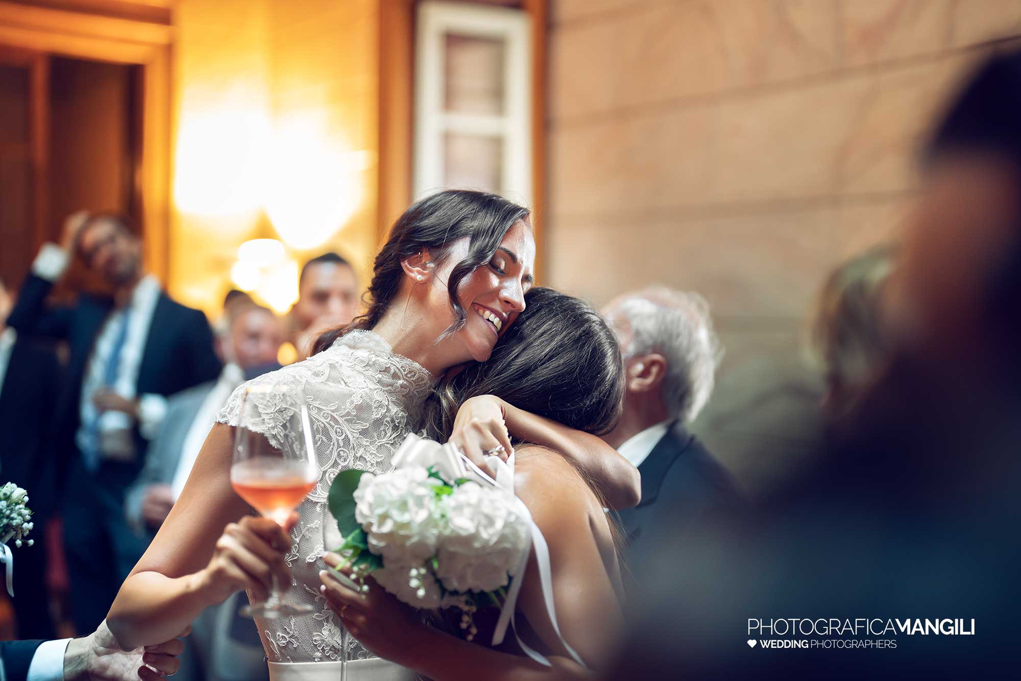 033 fotografo matrimonio reportage real wedding abbraccio sposa villa zanchi stezzano bergamo 033 fotografo matrimonio reportage real wedding abbraccio sposa villa zanchi stezzano bergamo