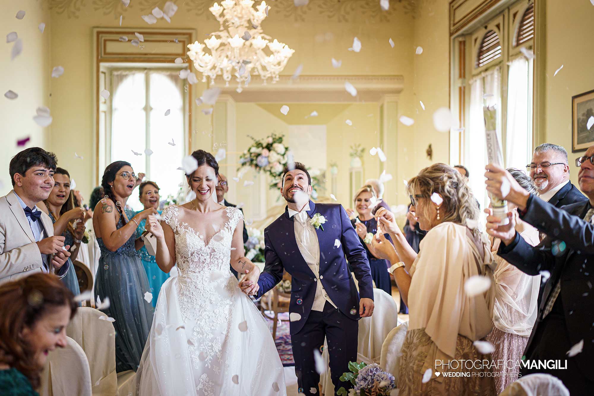 034 fotografo matrimonio reportage wedding sposi petali fine rito civile villa ex magni rizzoli canzo como 034 fotografo matrimonio reportage wedding sposi petali fine rito civile villa ex magni rizzoli canzo como