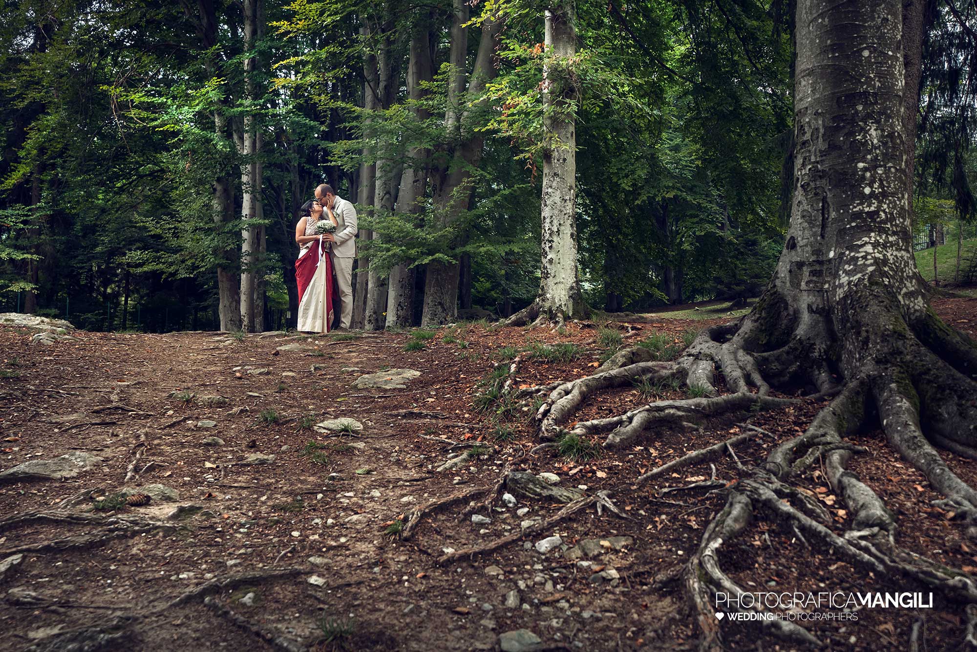 036 fotografo matrimonio reportage wedding sposi bosco bacio ritratto villa pietraluna bellagio como 036 fotografo matrimonio reportage wedding sposi bosco bacio ritratto villa pietraluna bellagio como