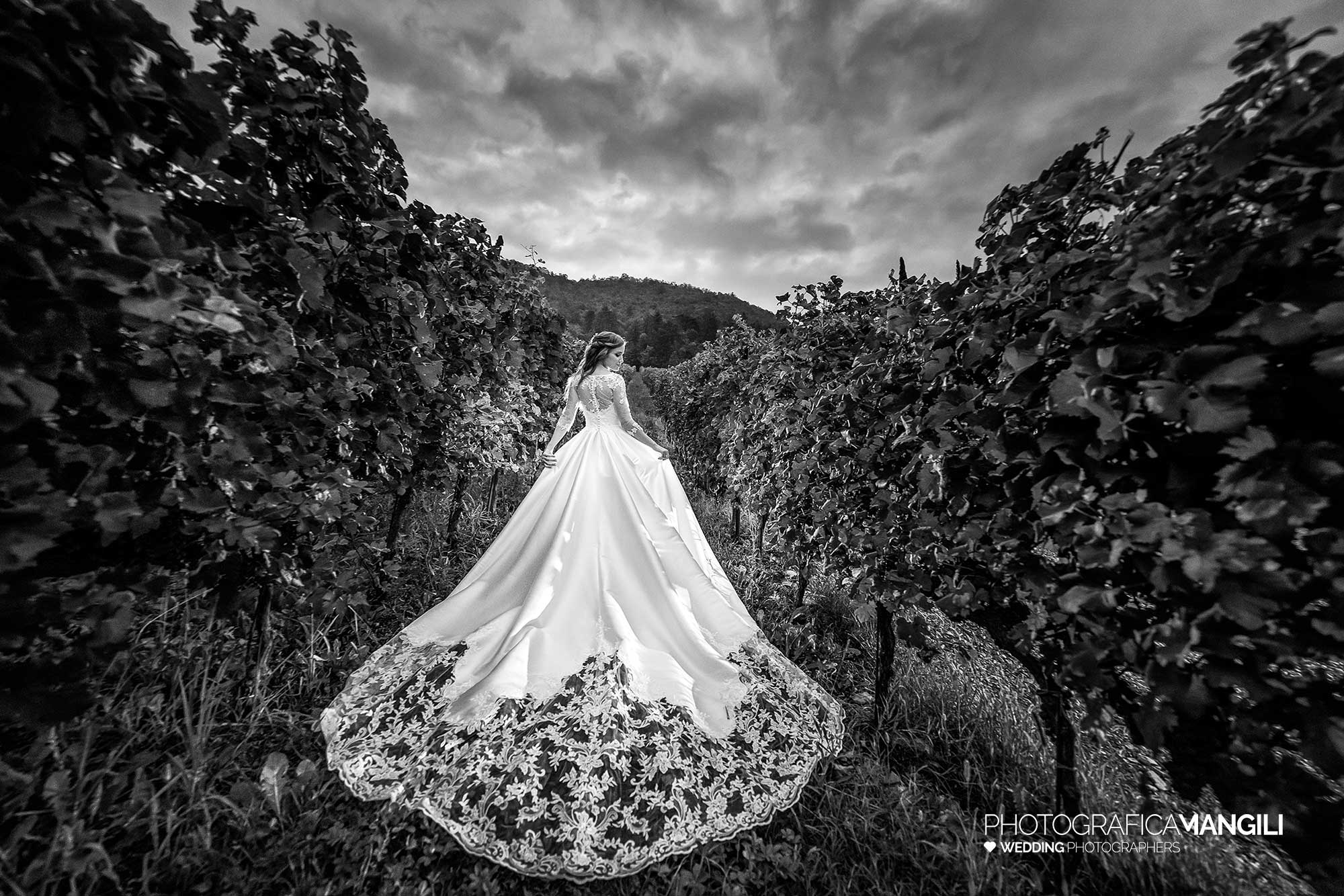 040 fotografo matrimonio reportage wedding ritratto bianco nero sposa vigna villa redona trescore balneario bergamo 040 fotografo matrimonio reportage wedding ritratto bianco nero sposa vigna villa redona trescore balneario bergamo