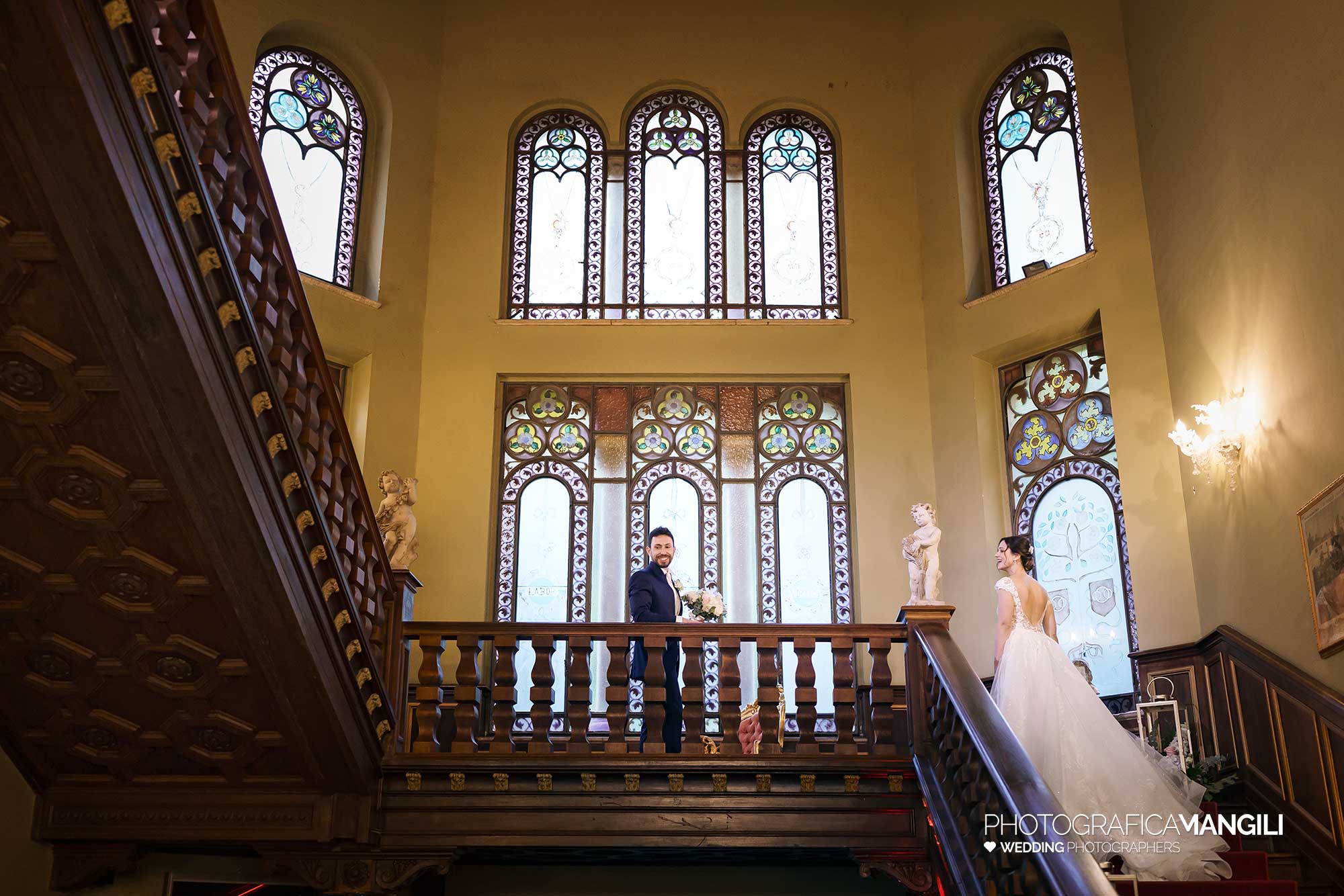 040 fotografo matrimonio reportage wedding ritratto sposi su scala villa ex magni rizzoli canzo como 040 fotografo matrimonio reportage wedding ritratto sposi su scala villa ex magni rizzoli canzo como