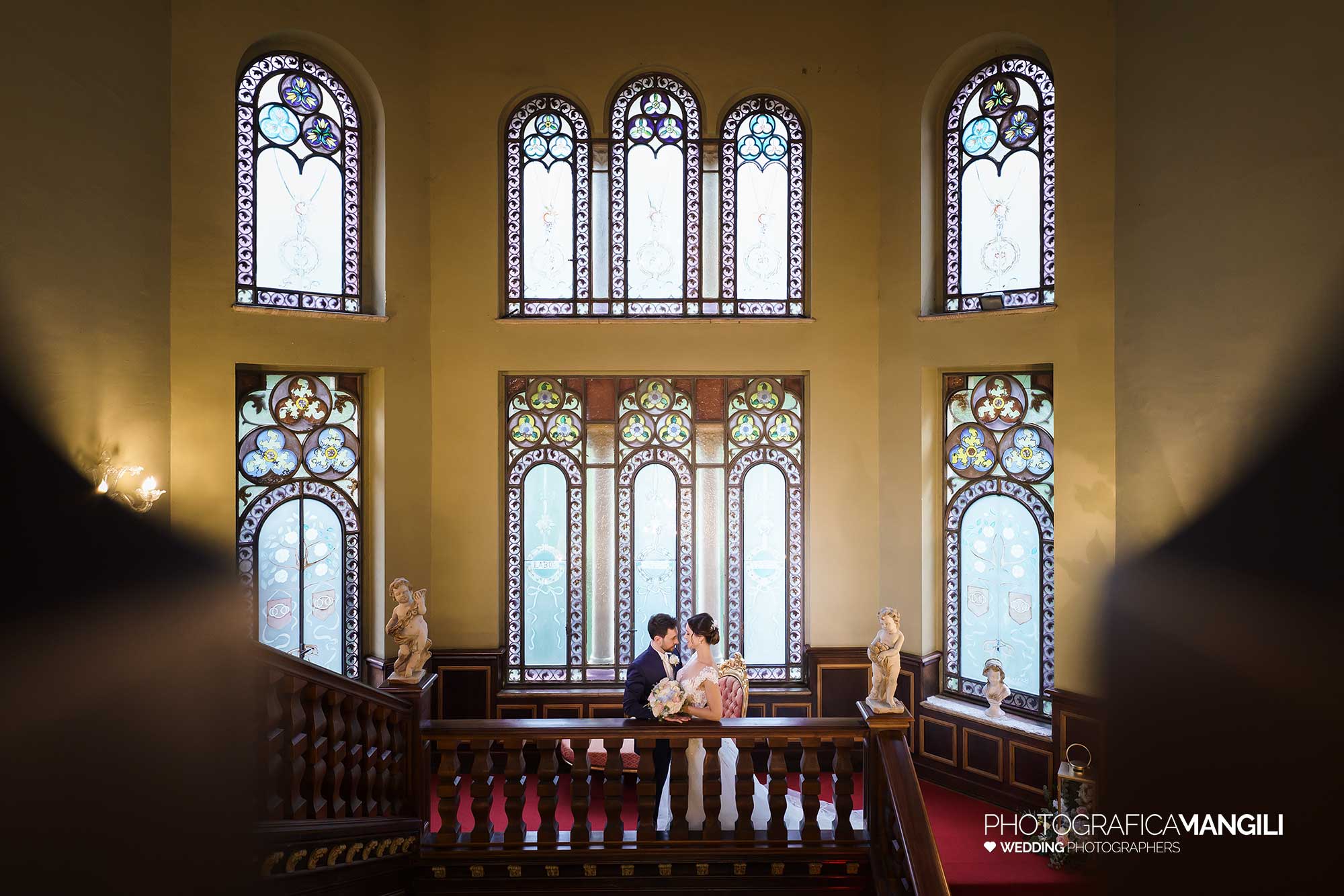 041 fotografo matrimonio reportage wedding ritratto sposi su scala villa ex magni rizzoli canzo como 041 fotografo matrimonio reportage wedding ritratto sposi su scala villa ex magni rizzoli canzo como