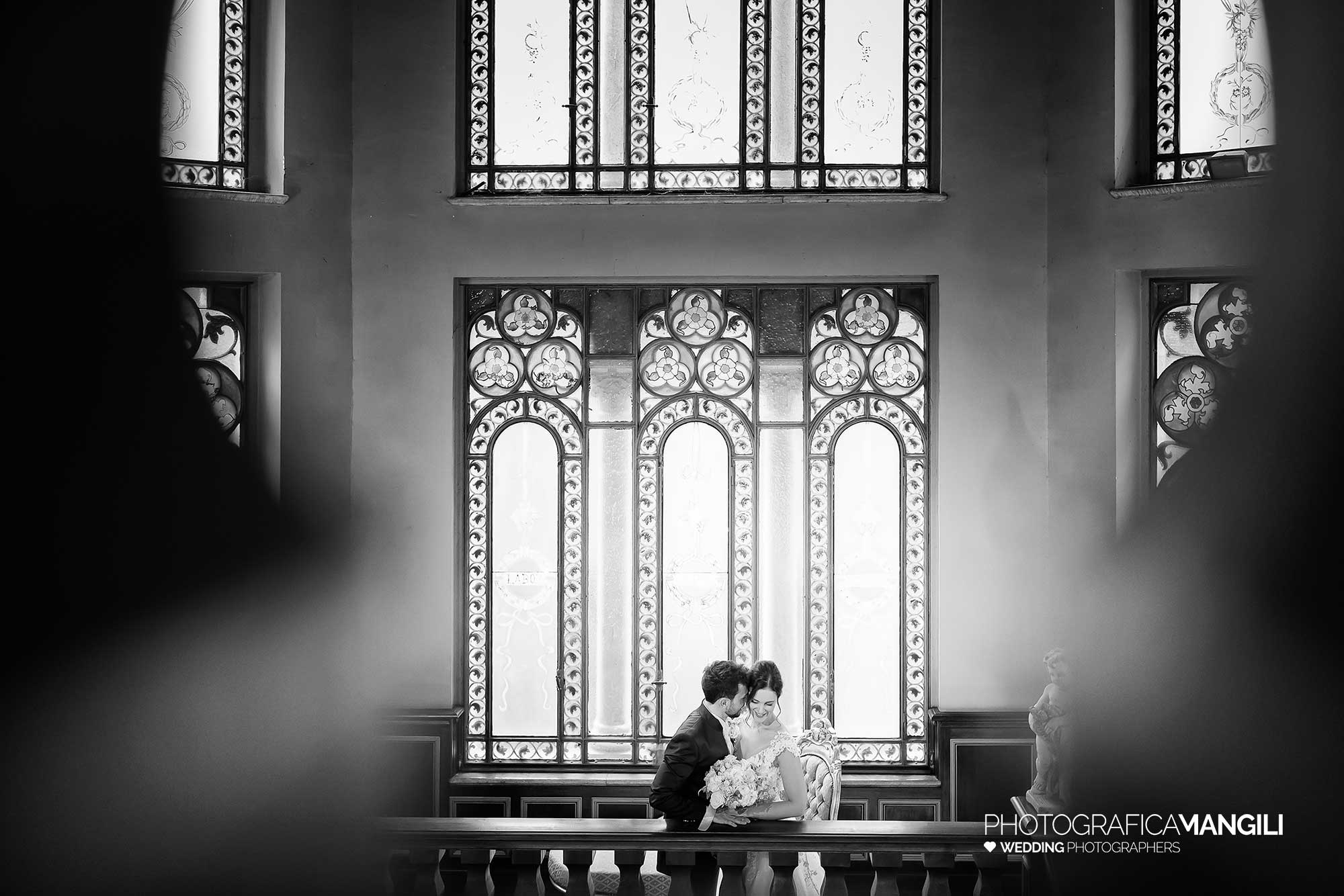 042 fotografo matrimonio reportage wedding ritratto sposi su scala villa ex magni rizzoli canzo como 042 fotografo matrimonio reportage wedding ritratto sposi su scala villa ex magni rizzoli canzo como