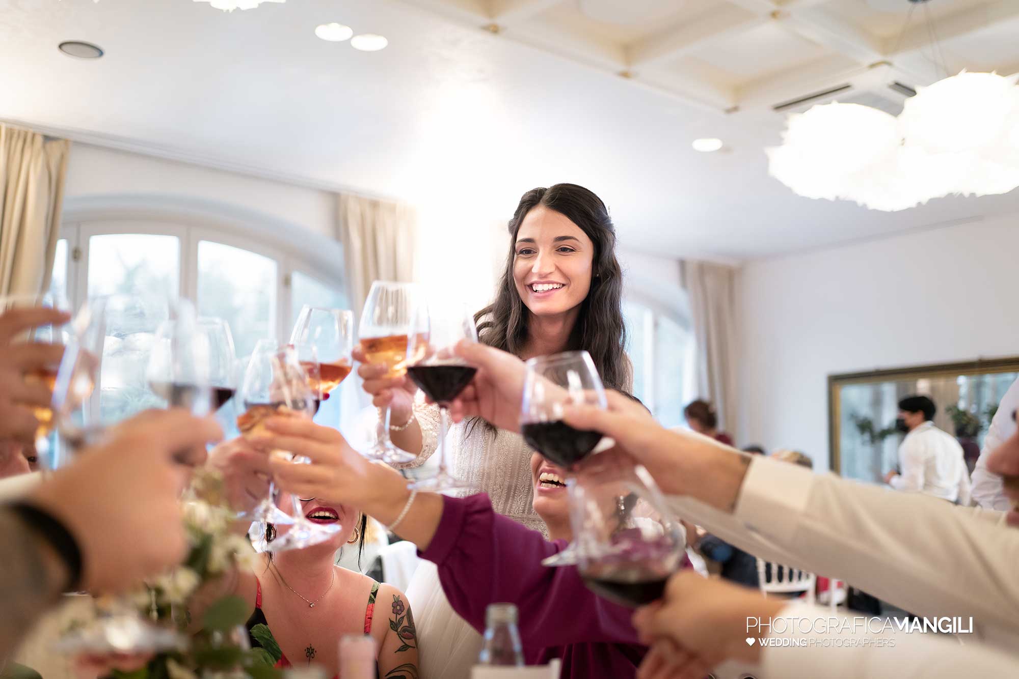 042 fotografo matrimonio wedding reportage sposi amici brindisi festa il fontanile gandosso bergamo 042 fotografo matrimonio wedding reportage sposi amici brindisi festa il fontanile gandosso bergamo