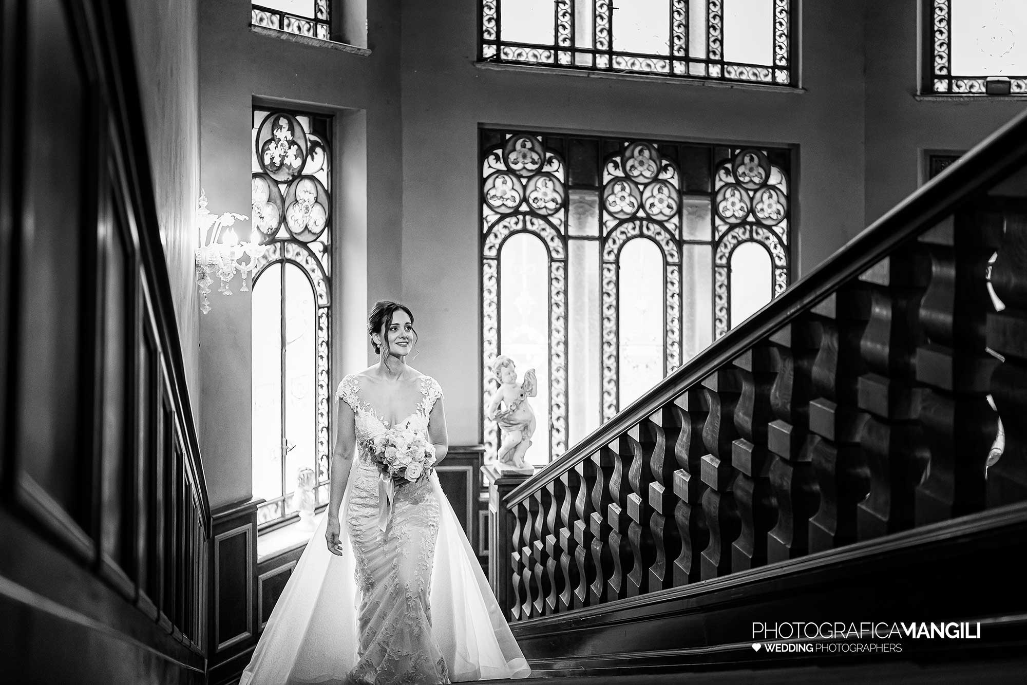 043 fotografo matrimonio reportage wedding ritratto sposi su scala villa ex magni rizzoli canzo como 043 fotografo matrimonio reportage wedding ritratto sposi su scala villa ex magni rizzoli canzo como