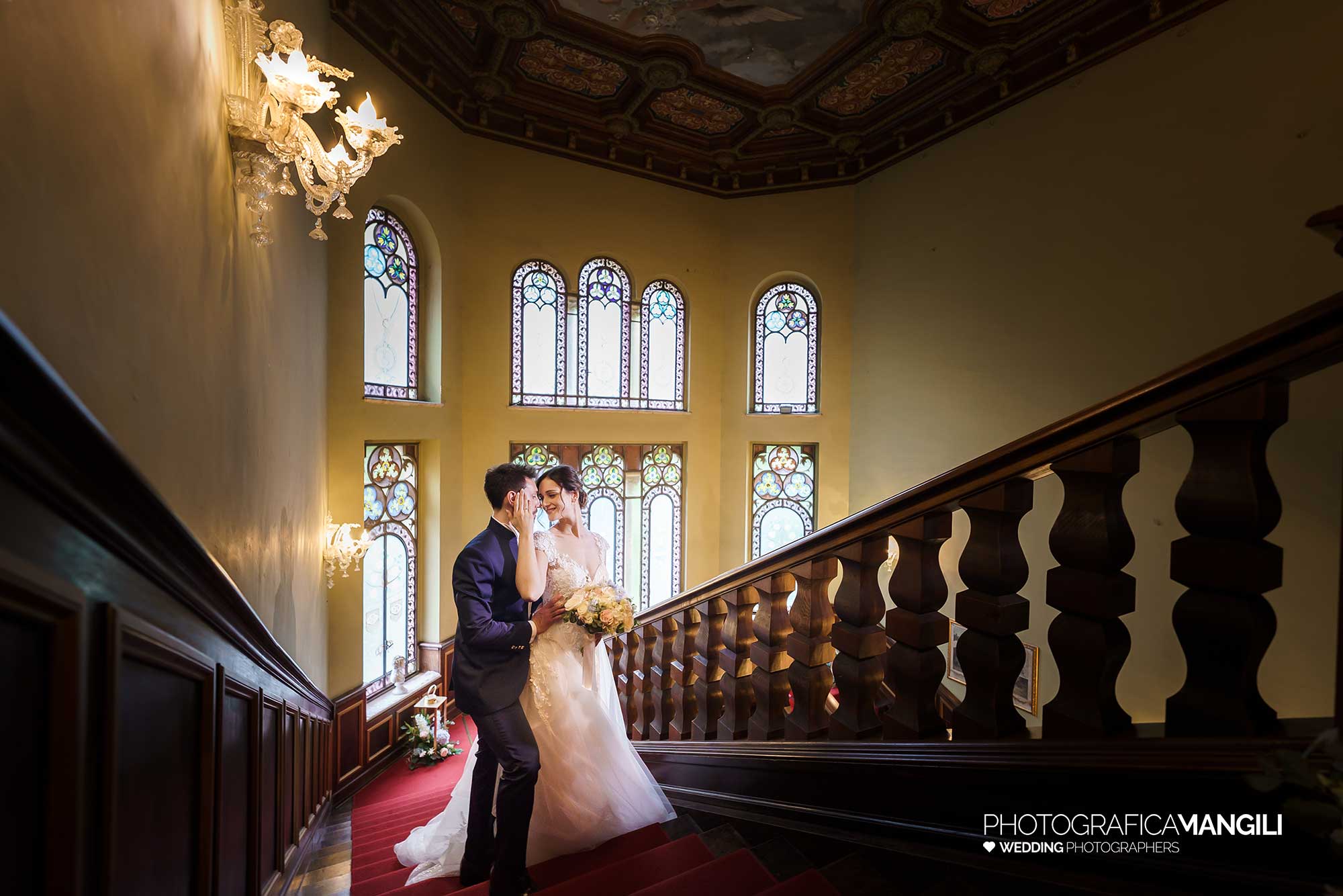 044 fotografo matrimonio reportage wedding ritratto sposi su scala villa ex magni rizzoli canzo como 044 fotografo matrimonio reportage wedding ritratto sposi su scala villa ex magni rizzoli canzo como