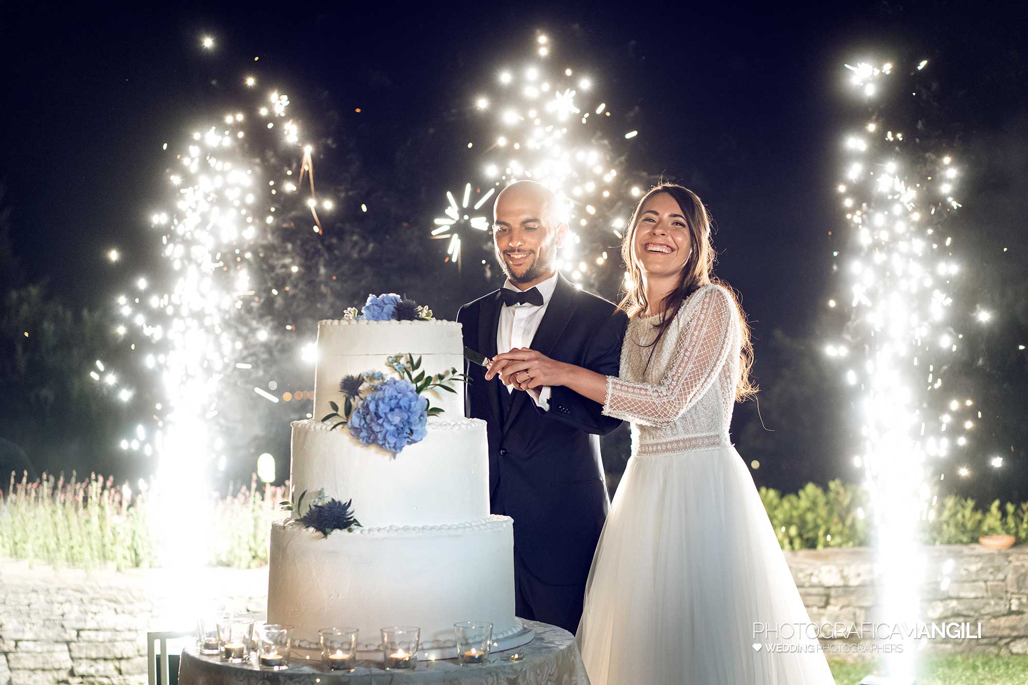 044 fotografo matrimonio reportage wedding sposi taglio torta fontane luminose ritratto castello degli angeli carobbio degli angeli bergamo 044 fotografo matrimonio reportage wedding sposi taglio torta fontane luminose ritratto castello degli angeli carobbio degli angeli bergamo