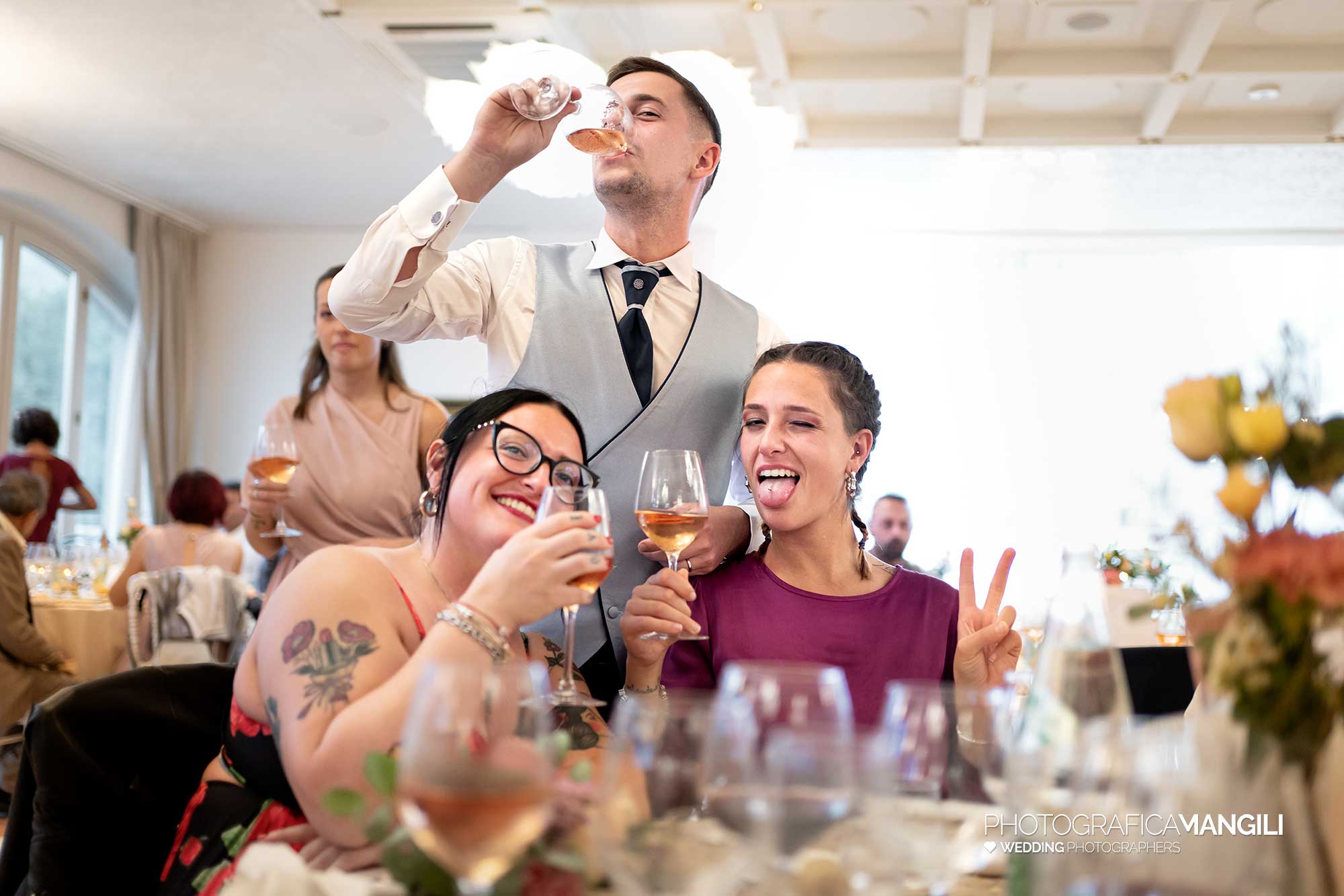 044 fotografo matrimonio wedding reportage sposi amici brindisi festa il fontanile gandosso bergamo 044 fotografo matrimonio wedding reportage sposi amici brindisi festa il fontanile gandosso bergamo