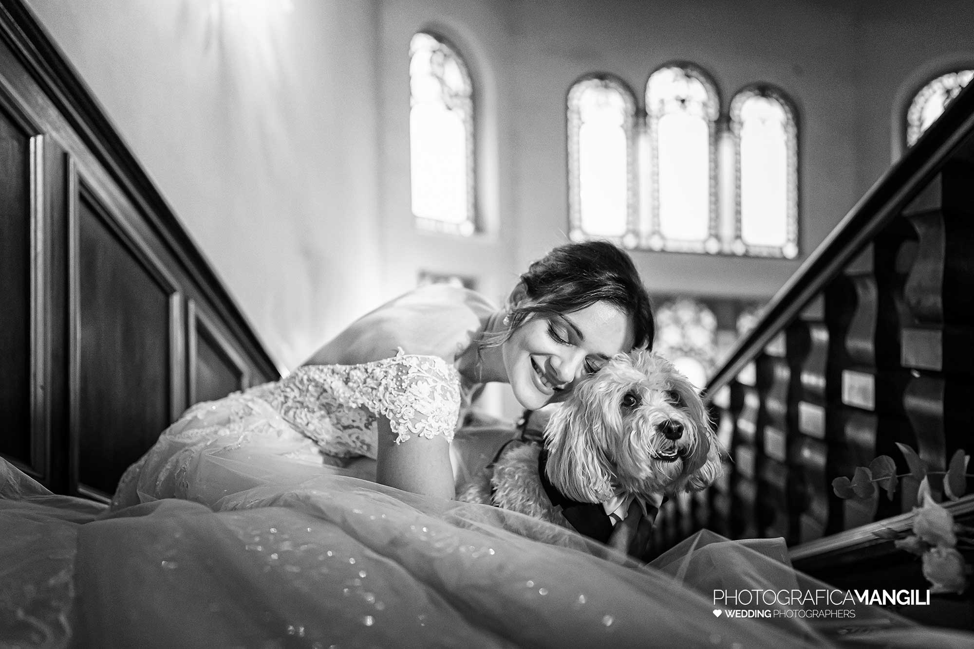 045 fotografo matrimonio reportage wedding ritratto sposa cagnolino scala villa ex magni rizzoli canzo como 045 fotografo matrimonio reportage wedding ritratto sposa cagnolino scala villa ex magni rizzoli canzo como