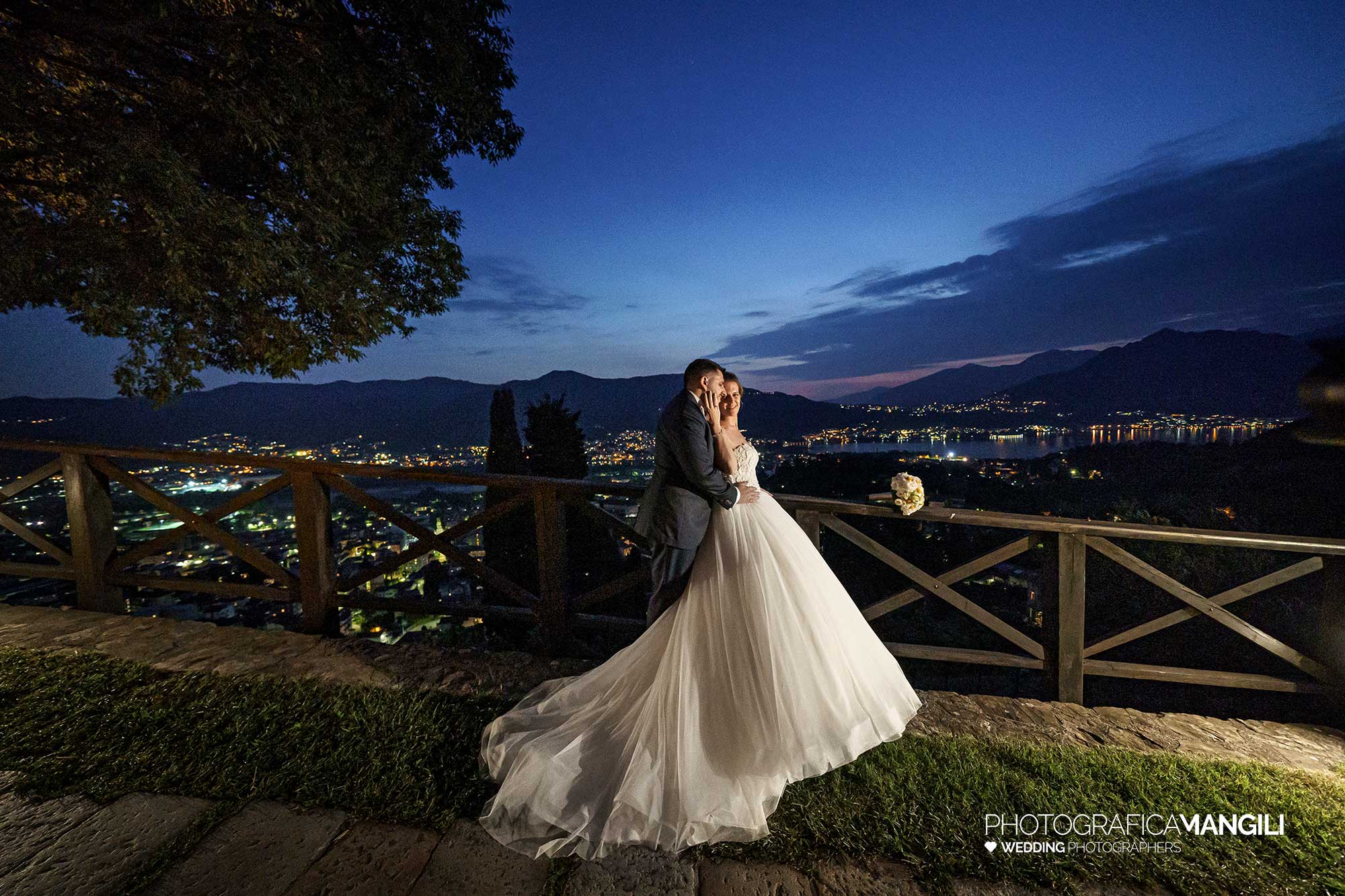 045 fotografo matrimonio reportage wedding sposi imbrunire panorama castello rossino calolziocorte lecco lago como 045 fotografo matrimonio reportage wedding sposi imbrunire panorama castello rossino calolziocorte lecco lago como