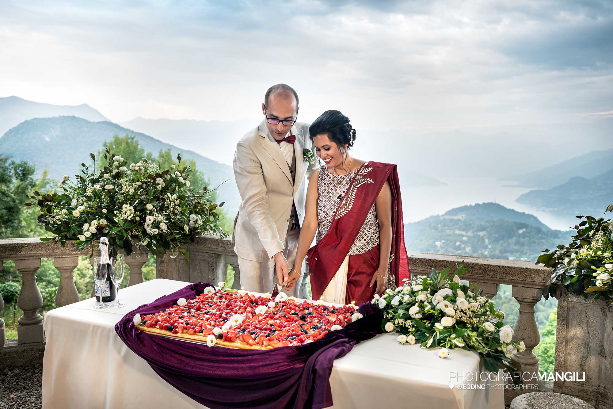 045 fotografo matrimonio reportage wedding sposi ritratto taglio torta villa pietraluna bellagio como 045 fotografo matrimonio reportage wedding sposi ritratto taglio torta villa pietraluna bellagio como