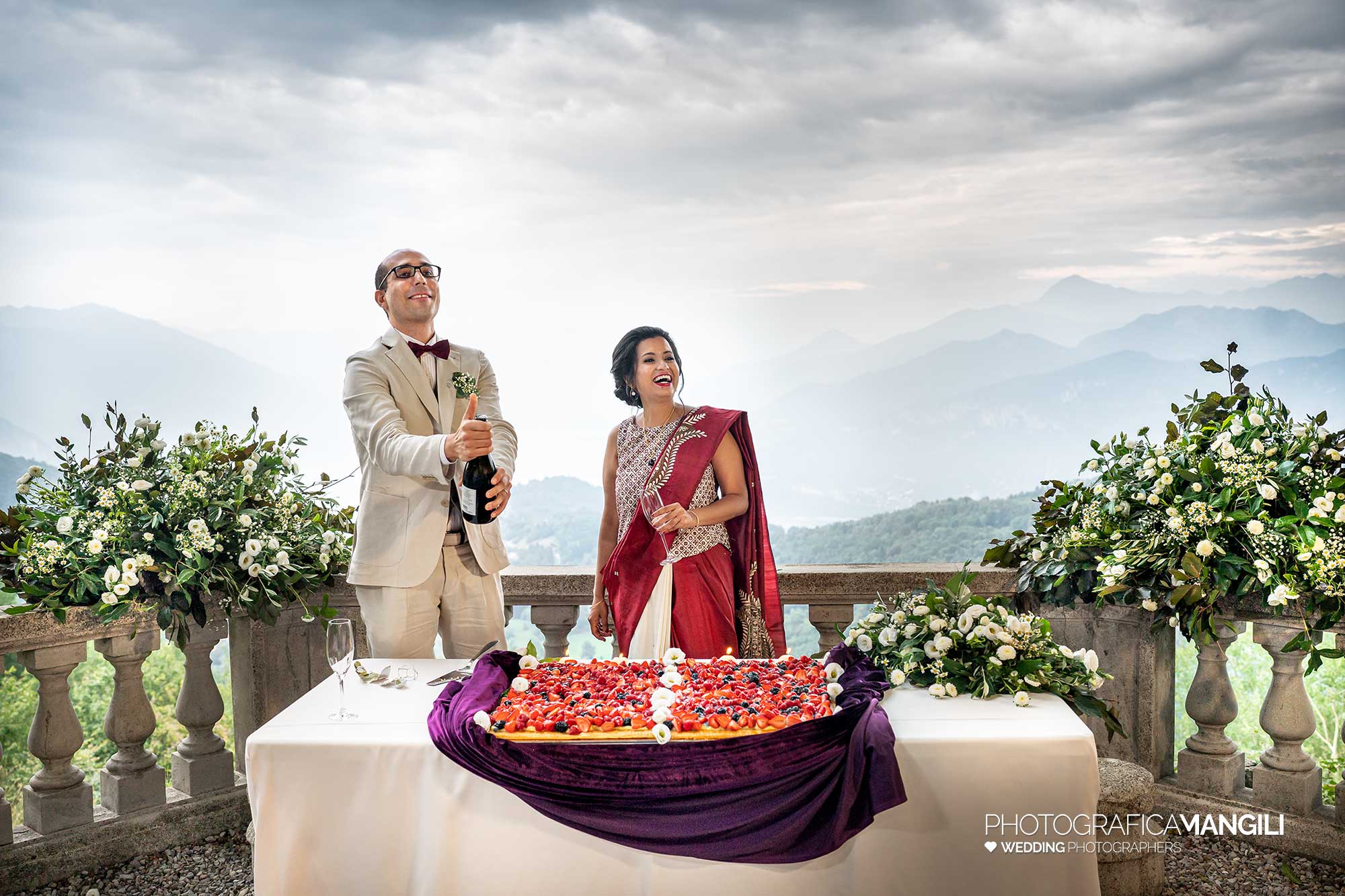 046 fotografo matrimonio reportage wedding sposi ritratto brindisi taglio torta villa pietraluna bellagio como 046 fotografo matrimonio reportage wedding sposi ritratto brindisi taglio torta villa pietraluna bellagio como