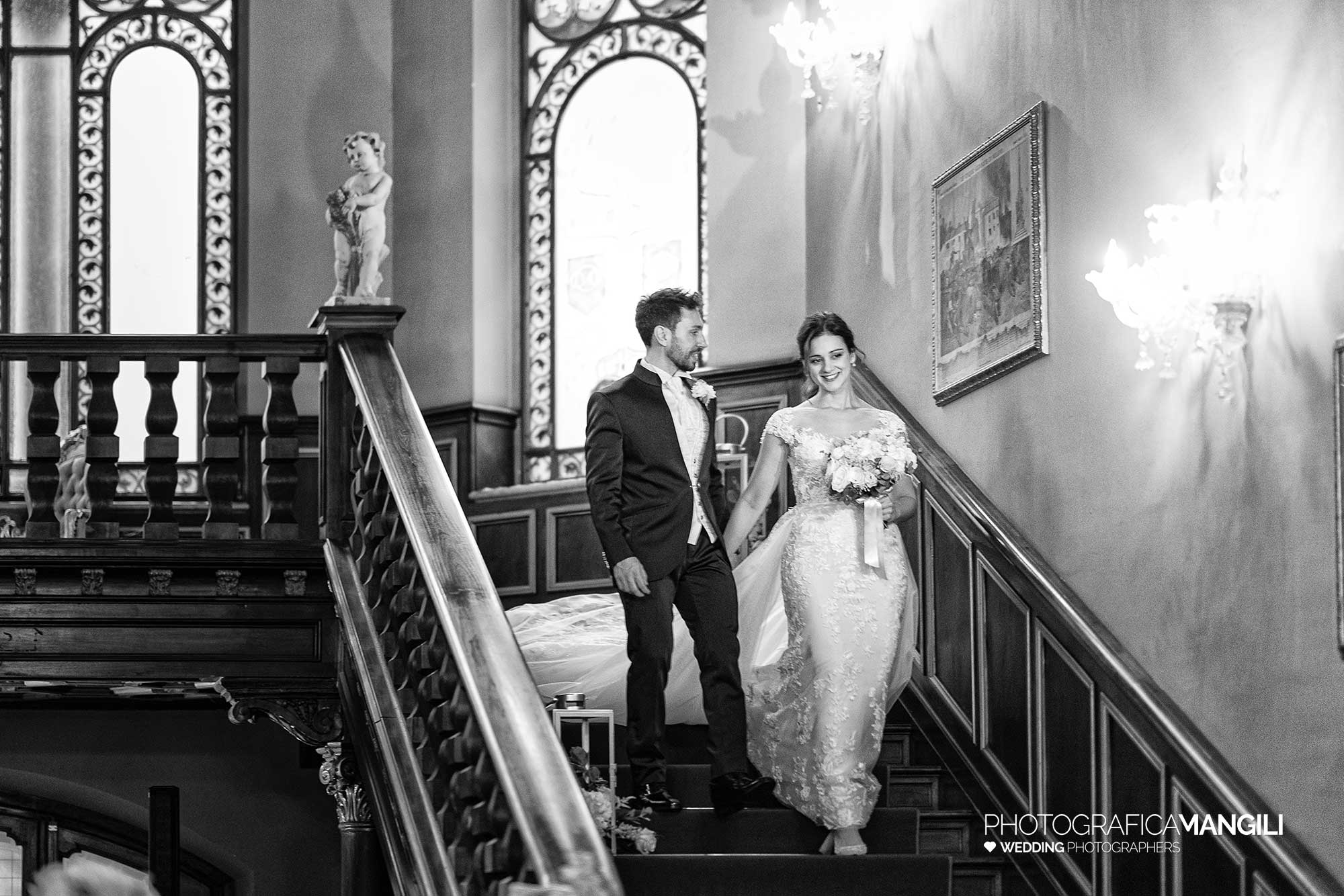 047 fotografo matrimonio reportage wedding ritratto sposi su scala villa ex magni rizzoli canzo como 047 fotografo matrimonio reportage wedding ritratto sposi su scala villa ex magni rizzoli canzo como