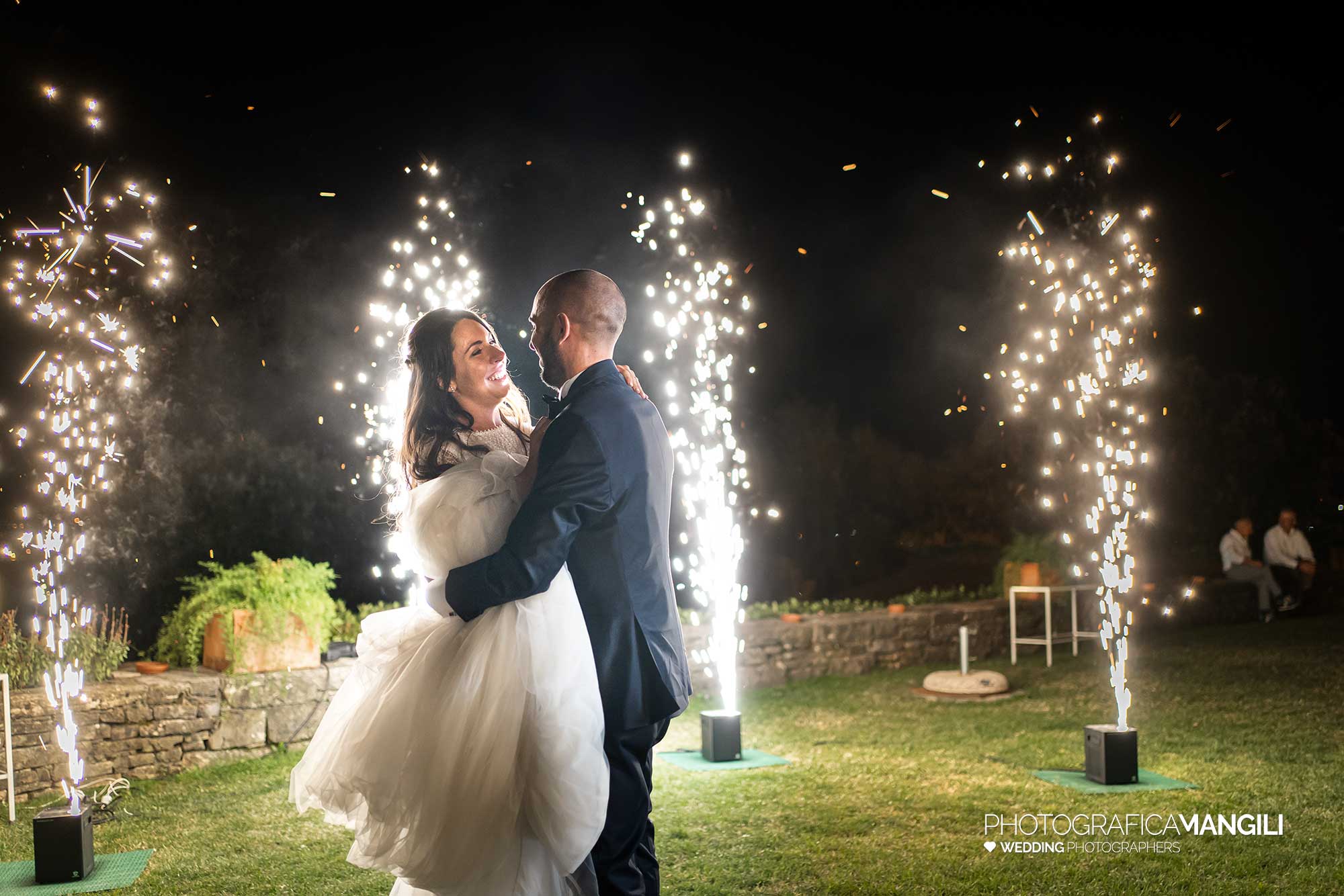 047 fotografo matrimonio reportage wedding sposi ritratto fontane luminose castello degli angeli carobbio degli angeli bergamo 047 fotografo matrimonio reportage wedding sposi ritratto fontane luminose castello degli angeli carobbio degli angeli bergamo