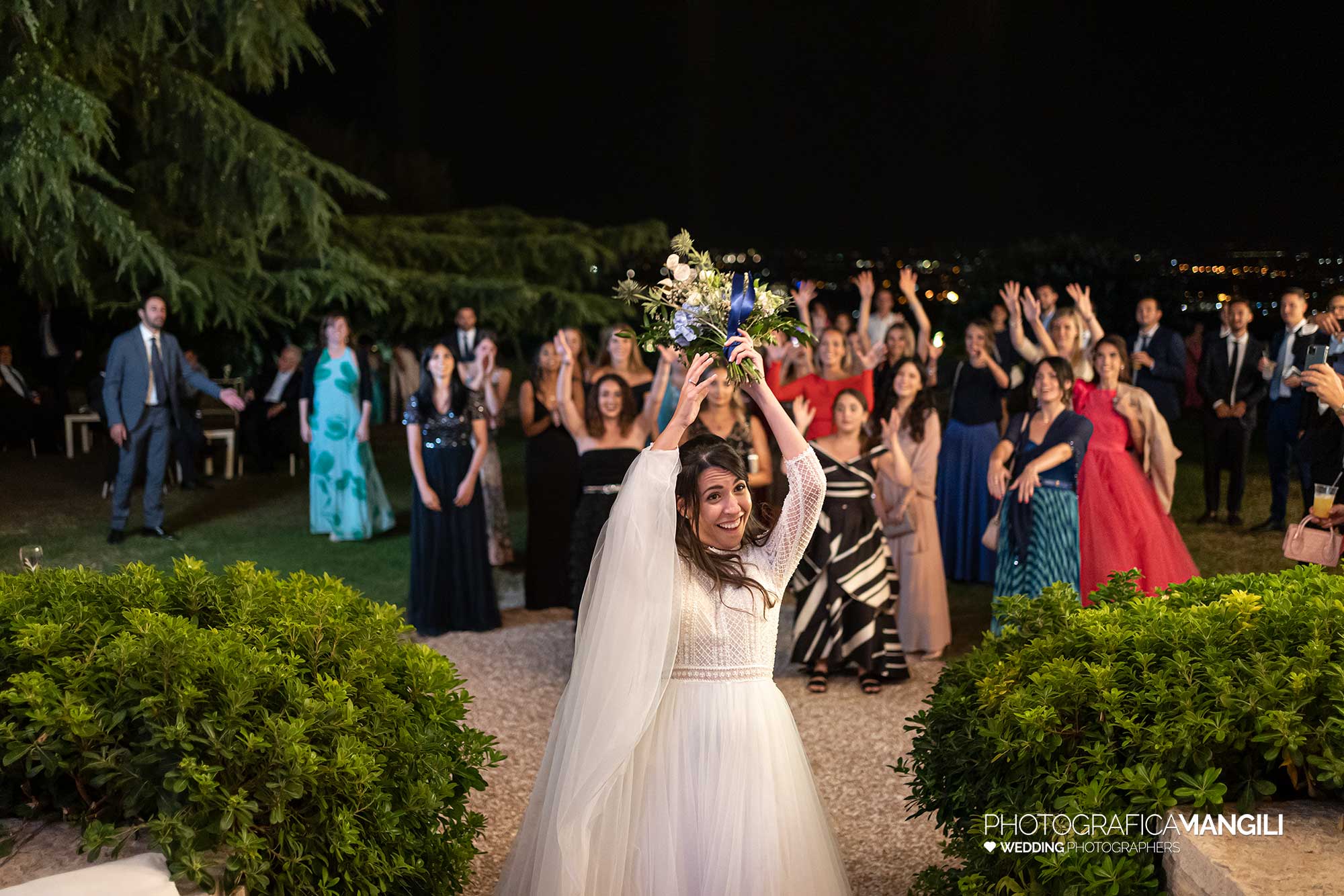 048 fotografo matrimonio reportage wedding sposa lancio bouquet ritratto castello degli angeli carobbio degli angeli bergamo 048 fotografo matrimonio reportage wedding sposa lancio bouquet ritratto castello degli angeli carobbio degli angeli bergamo