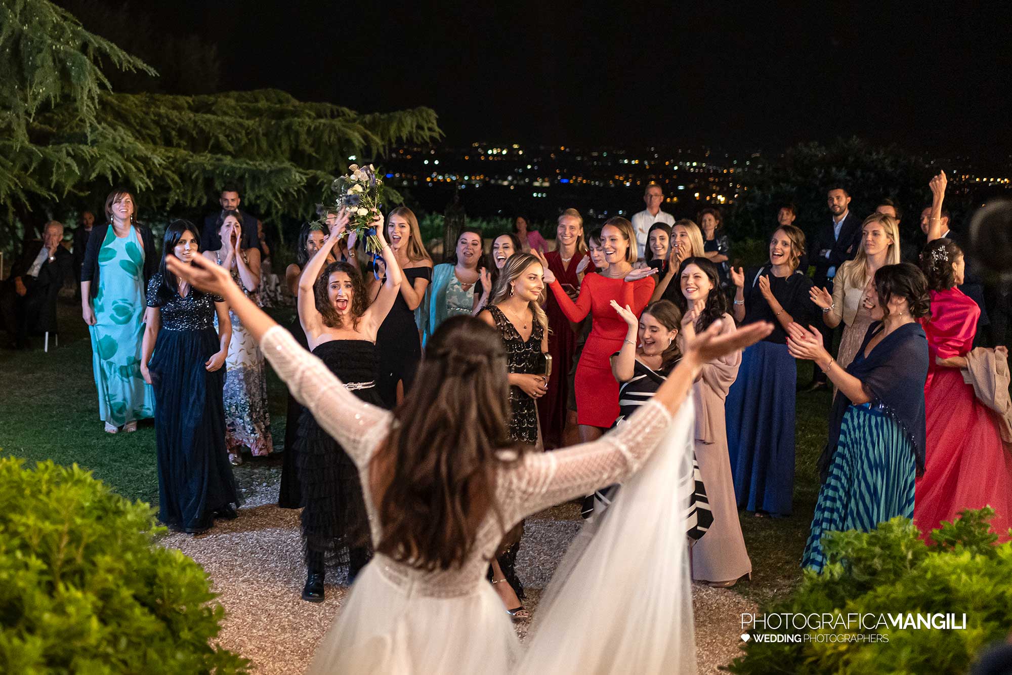 049 fotografo matrimonio reportage wedding sposa lancio bouquet ritratto castello degli angeli carobbio degli angeli bergamo 049 fotografo matrimonio reportage wedding sposa lancio bouquet ritratto castello degli angeli carobbio degli angeli bergamo