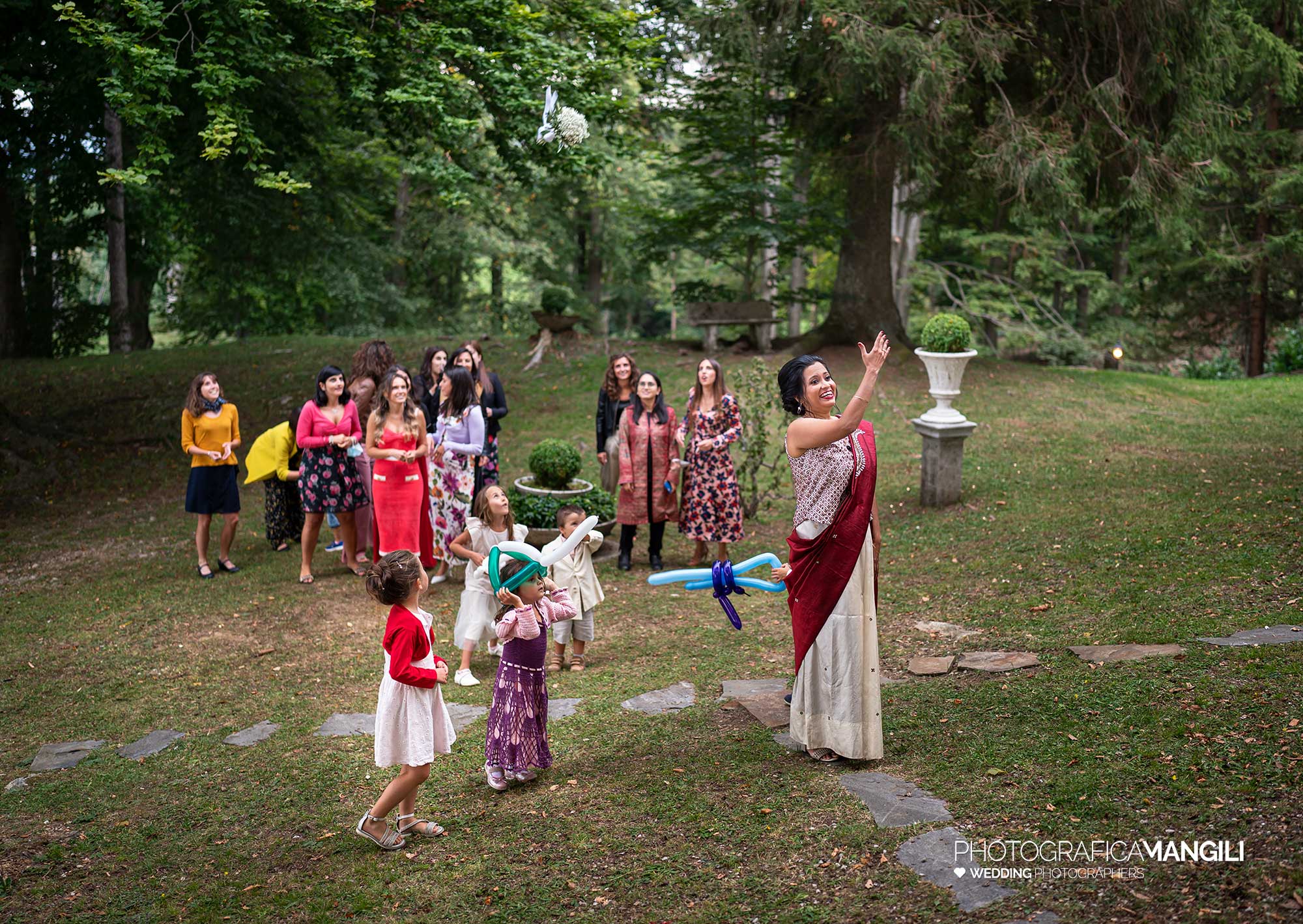 049 fotografo matrimonio reportage wedding sposa lancio bouquet ritratto villa pietraluna bellagio como 049 fotografo matrimonio reportage wedding sposa lancio bouquet ritratto villa pietraluna bellagio como