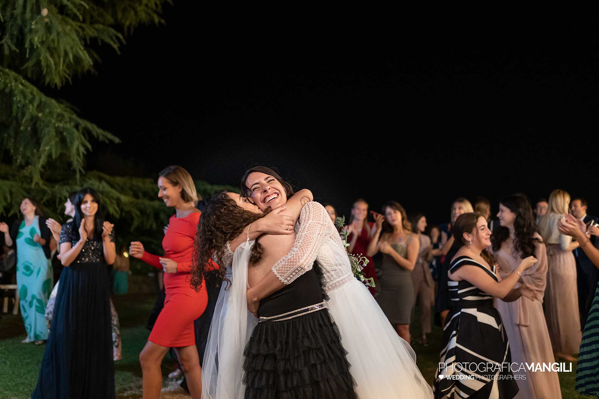 050 fotografo matrimonio reportage wedding sposa lancio bouquet abbraccio ritratto castello degli angeli carobbio degli angeli bergamo 050 fotografo matrimonio reportage wedding sposa lancio bouquet abbraccio ritratto castello degli angeli carobbio degli angeli bergamo