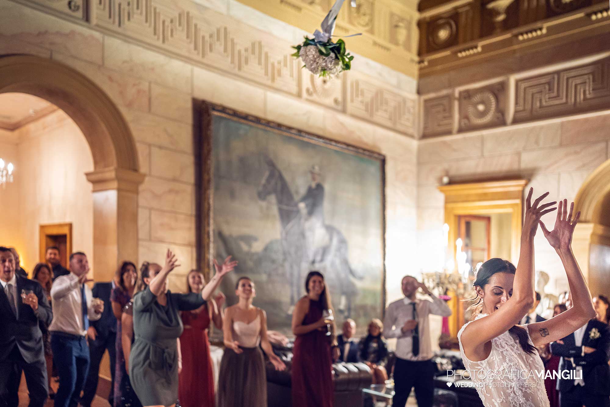 051 fotografo matrimonio reportage real wedding sposa lancio bouquet villa zanchi stezzano bergamo 051 fotografo matrimonio reportage real wedding sposa lancio bouquet villa zanchi stezzano bergamo