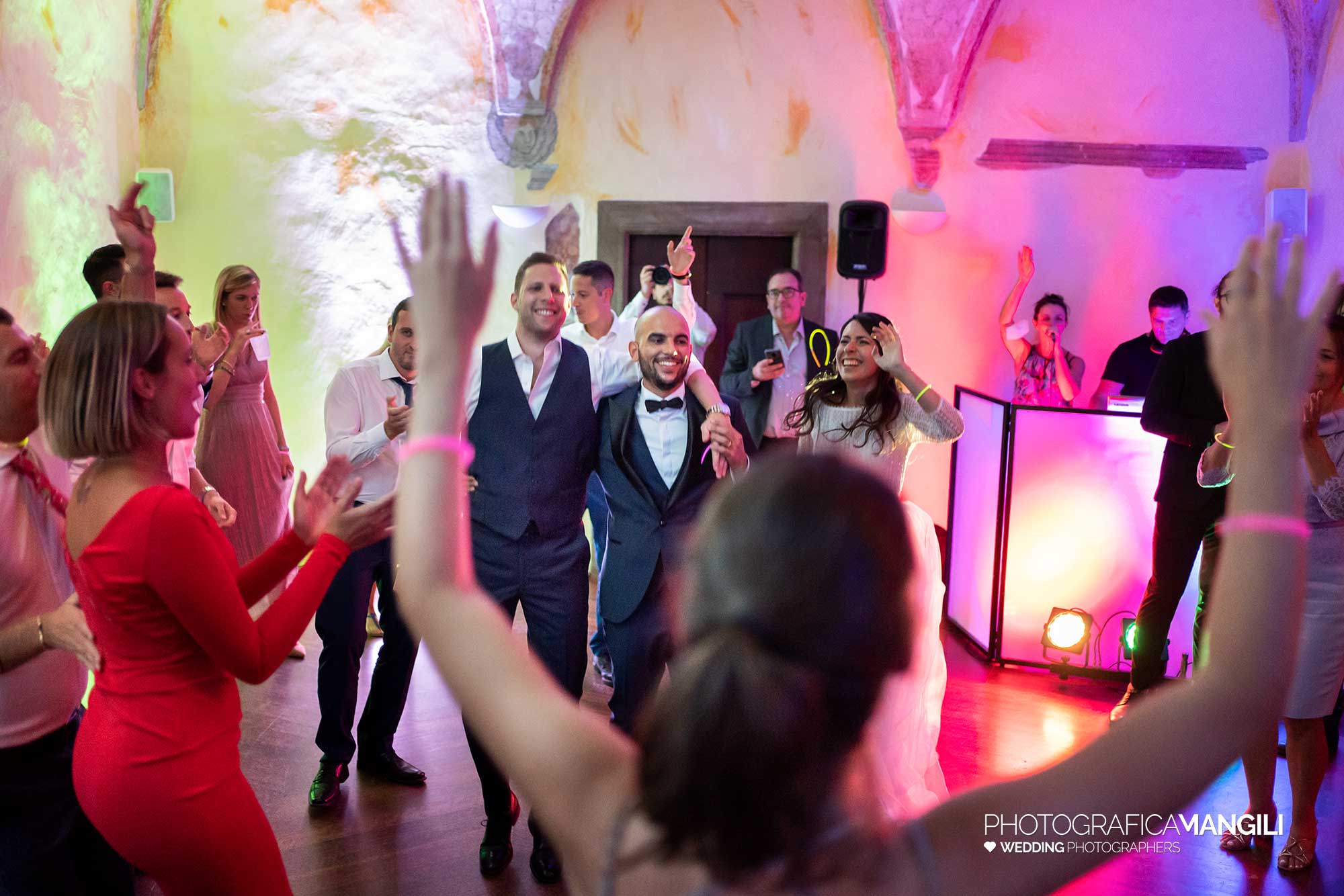 051 fotografo matrimonio reportage wedding sposi balli amici ritratto castello degli angeli carobbio degli angeli bergamo 051 fotografo matrimonio reportage wedding sposi balli amici ritratto castello degli angeli carobbio degli angeli bergamo