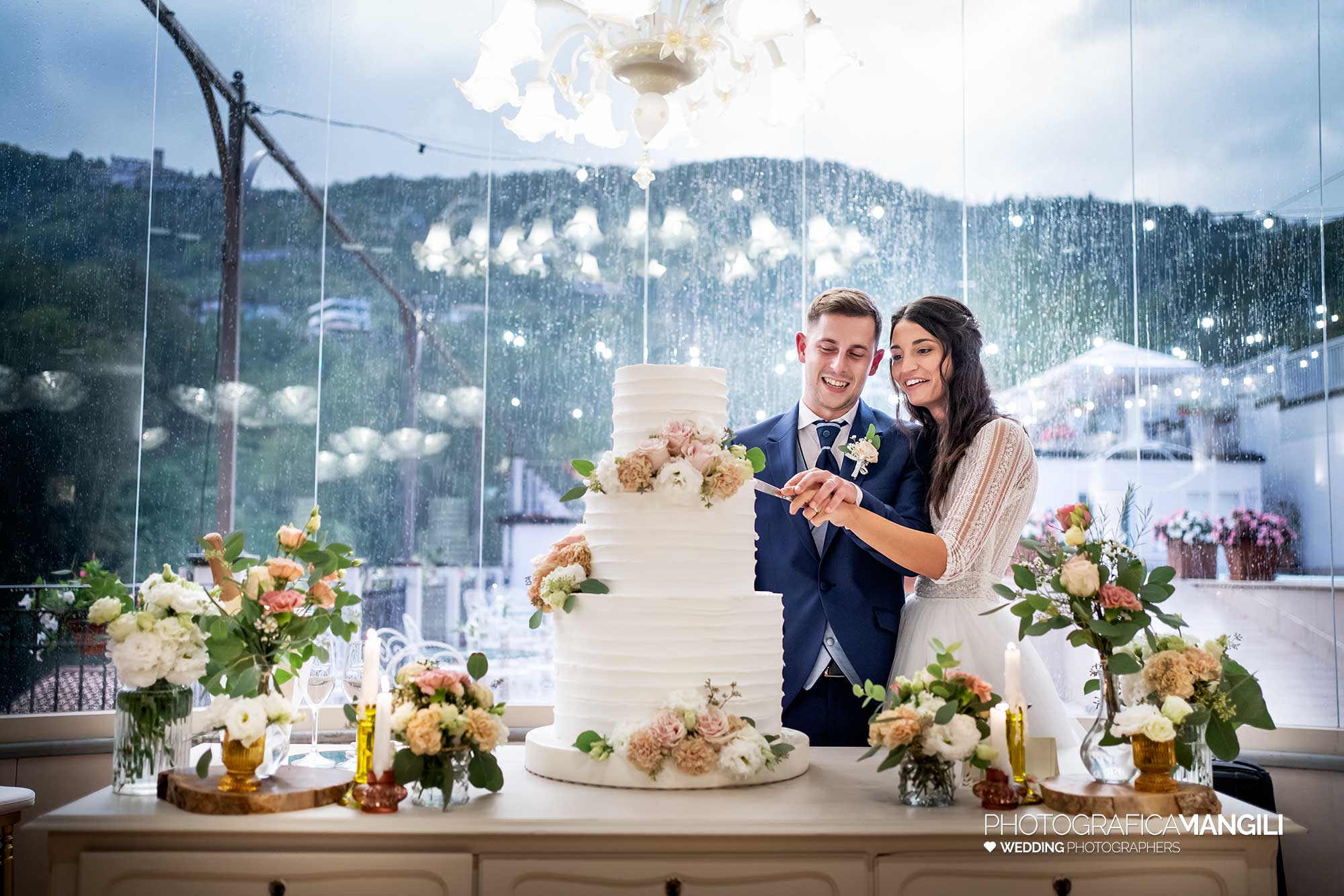 051 fotografo matrimonio wedding reportage sposi taglio torta il fontanile gandosso bergamo 051 fotografo matrimonio wedding reportage sposi taglio torta il fontanile gandosso bergamo