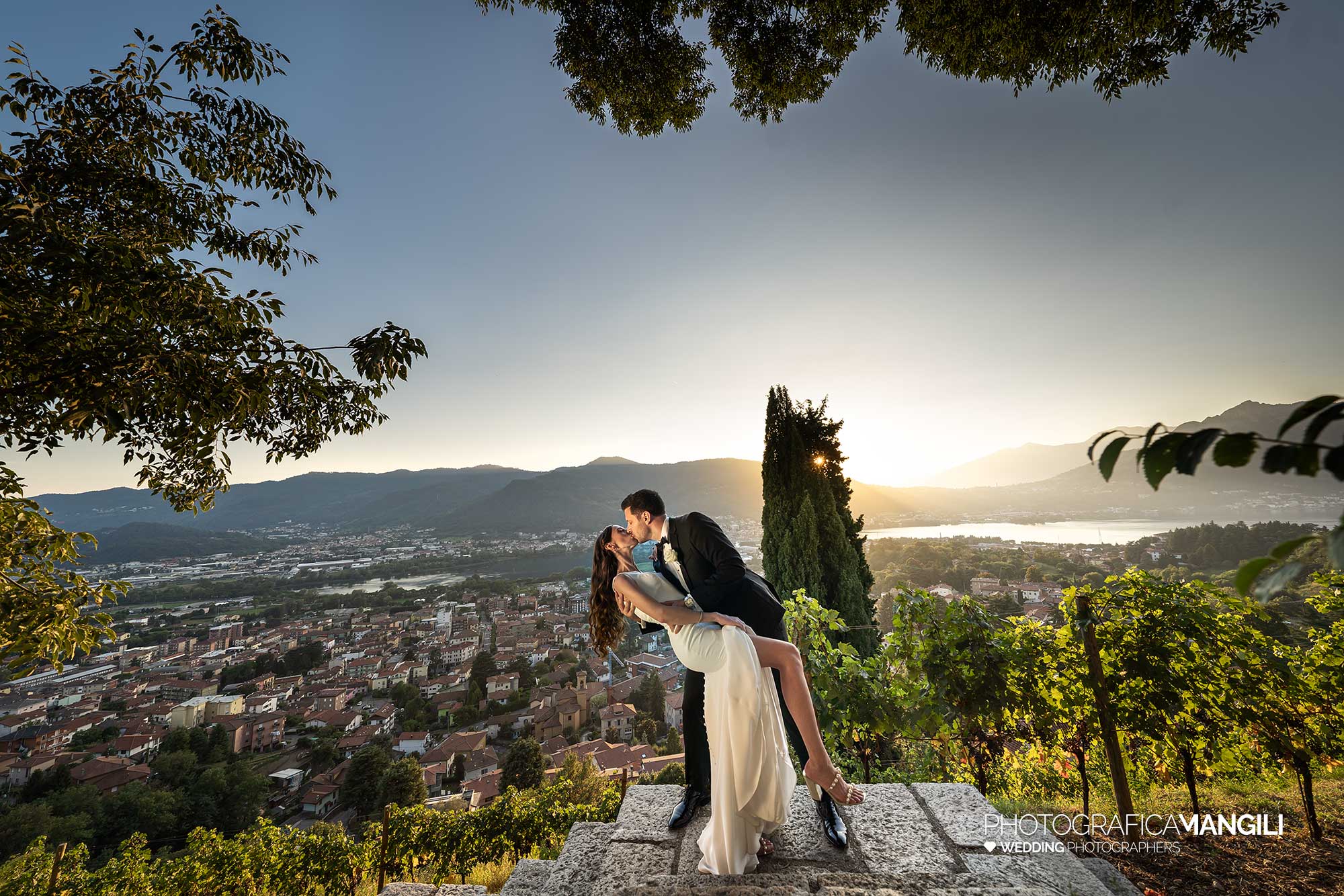 052 fotografo matrimonio reportage wedding ritratto bacio panorama casque sposi castello rossino calolziocorte lecco lago como 052 fotografo matrimonio reportage wedding ritratto bacio panorama casque sposi castello rossino calolziocorte lecco lago como