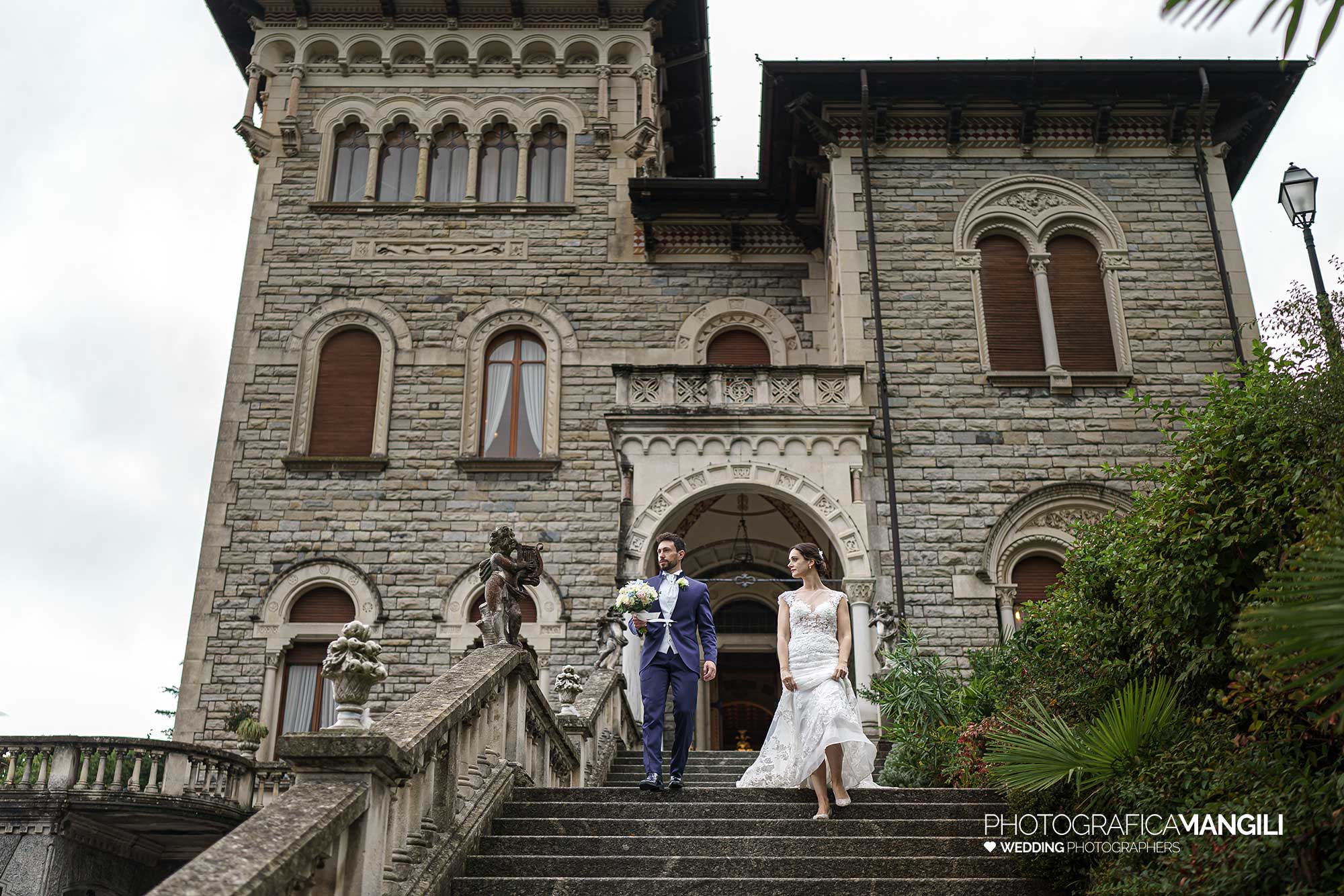 052 fotografo matrimonio reportage wedding ritratto sposi scalinata esterna villa ex magni rizzoli canzo como 052 fotografo matrimonio reportage wedding ritratto sposi scalinata esterna villa ex magni rizzoli canzo como